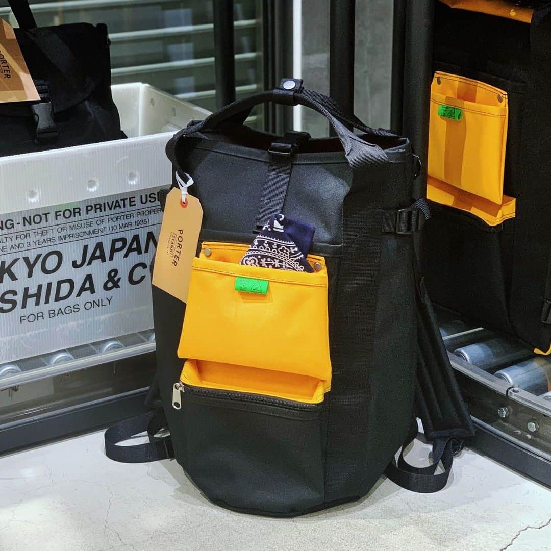 のインスタグラム：「『PORTER STAND TOKYO STATION』  おはようございます。 本日は、ご好評いただいている「ポーター ユニオン」シリーズよりリュックサックをご紹介いたします。軽量なポリエステルキャンバス生地を使用したリュックシリーズ。ワークウェアや工具用腰袋をモチーフとしたフロントポケットは、印象的なグリーンカラーのネームタグがポイントです。こちらのアイテムは、開口部が大きく開き、スムーズに荷物の出し入れが可能で、通勤や通学用のバッグにおすすめです。 是非店頭でお手にとってご覧ください。  ポーター ユニオン リュックサック ￥17,500（税別）  #yoshidakaban #porter #吉田カバン #ポーター #luggagelabel #porteryoshida #porterflagshipstore #kurachikabyporter #porterseoul #potr #madeinjapan #japan #porterstand #shinagawa #tokyo #station #kyoto #union #rucksack #work」