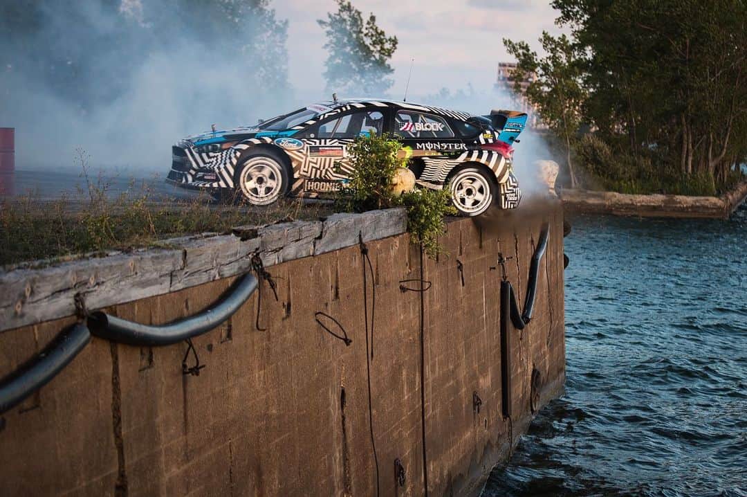 ケン・ブロックさんのインスタグラム写真 - (ケン・ブロックInstagram)「More decade throwbacks! 2016 was a big year for myself and @TheHoonigans, launching TWO Gymkhana videos: Gymkhana EIGHT and NINE - and started racing as a two car team in World RallyCross with @AndreasBakkerud! And, we updated my Ford Mustang RTR Hoonicorn for a special project: bumping it up to 1,400hp via twin turbos and meth - but before that, we took it over to London for a fun Top Gear segment with my buddy Matt LeBlanc. Check out my favorite shots from that year.」1月26日 8時27分 - kblock43