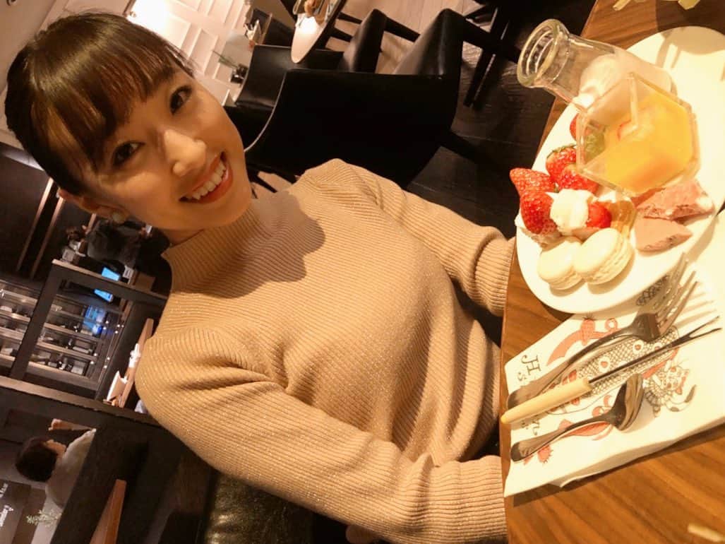 藤田舞美さんのインスタグラム写真 - (藤田舞美Instagram)「❁︎ 結衣とお出かけ❤️ 楽しくてあっという間だった〜☺️✨ 話してて気が付いたけど、もう少しで出逢って10年になるみたい！時が経つの早すぎる！ひょえ〜！ * #女子会 #ティータイム #いちご好き #ヒルトン東京 #メトロポリタングリル #デザートビュッフェ #いちご食べ放題」1月26日 8時28分 - maimifujita