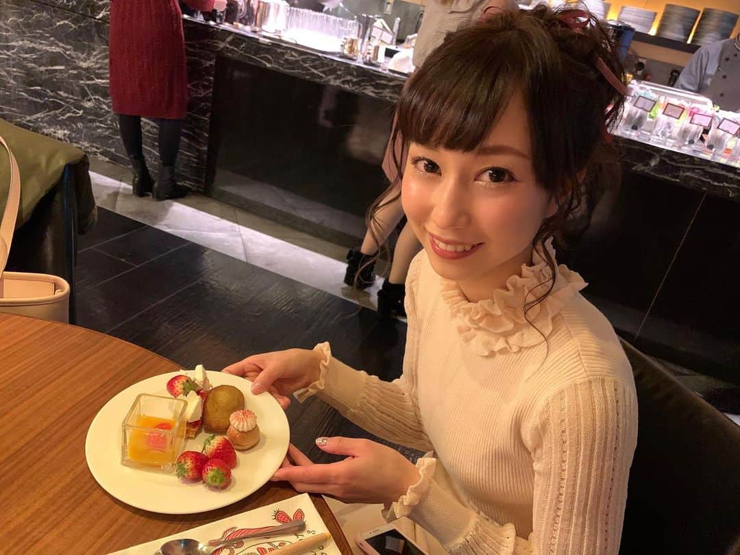 藤田舞美さんのインスタグラム写真 - (藤田舞美Instagram)「❁︎ 結衣とお出かけ❤️ 楽しくてあっという間だった〜☺️✨ 話してて気が付いたけど、もう少しで出逢って10年になるみたい！時が経つの早すぎる！ひょえ〜！ * #女子会 #ティータイム #いちご好き #ヒルトン東京 #メトロポリタングリル #デザートビュッフェ #いちご食べ放題」1月26日 8時28分 - maimifujita