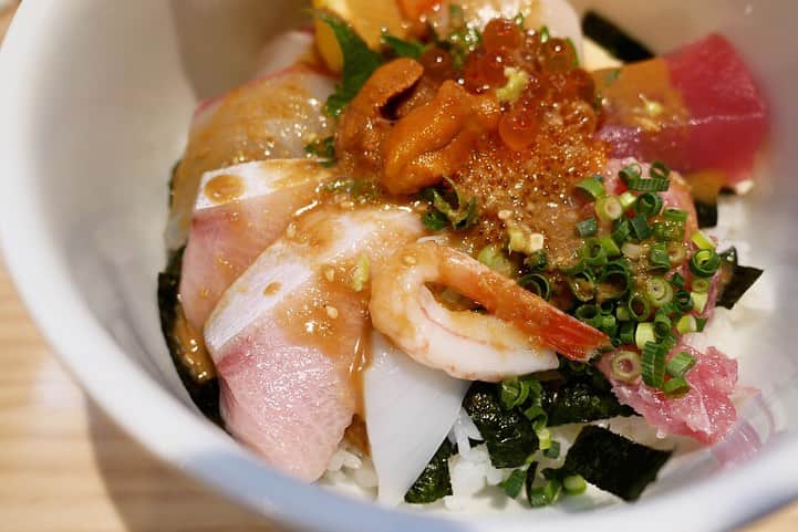 福岡グルメ 福岡ランチ「デビログ」さんのインスタグラム写真 - (福岡グルメ 福岡ランチ「デビログ」Instagram)「めちゃめちゃ久しぶりに薬院にある『海鮮丼 日の出』でランチ。 少し時間をずらしたけど、並んどるやん。 しかし、ずっと人気店なのはすごいね👍 メニューがいろいろありすぎて毎回迷ってしまうんよねぇ😆 今回は「#日の出スペシャル丼 」1,750円にしてみた。単品でお願いしたので150円引きの1,600円(税別) ごま醤油ダレにワサビを溶いて、かけて食べるのだが、やっぱり美味いね😋👌 ここは昼休み無しの通し営業なので、ランチ難民になった時は助かる。 メニューが豊富で飽きさせないところが人気の秘密かも🙆‍♂️ . メニュー、他pic、内観などは「デビログ」に掲載しています。 サイトを見る場合はブラウザで「デビログ」で検索👉 . #海鮮丼日の出 #福岡市中央区薬院 2-1-8 リアン薬院ビル1F 092-791-7971 11:30～22:30 日曜営業 定休日：水曜日 . ♦️福岡グルメ 福岡ランチを検索できるブログ は「デビログ」で検索👉 ♦️マニアックな情報や本当に美味しいお店情報なら「もっとデビログ」で検索👉 . #薬院グルメ #薬院ランチ #ランチ難民 #福岡海鮮丼 #福岡 #博多 #fukuokapics #fukuoka #fukuokacity #hakata #fukuokarestaurant #fukuokagourmet #IGersJP #ig_japan #福岡レストラン #福岡飲食店 #福岡グルメ #福岡ランチ #福岡ごはん #福岡ご飯 #食べログ福岡 #福岡飯 #福岡食べ歩き #インスタグルメ」1月26日 8時32分 - devi_takahashi