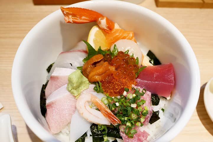 福岡グルメ 福岡ランチ「デビログ」さんのインスタグラム写真 - (福岡グルメ 福岡ランチ「デビログ」Instagram)「めちゃめちゃ久しぶりに薬院にある『海鮮丼 日の出』でランチ。 少し時間をずらしたけど、並んどるやん。 しかし、ずっと人気店なのはすごいね👍 メニューがいろいろありすぎて毎回迷ってしまうんよねぇ😆 今回は「#日の出スペシャル丼 」1,750円にしてみた。単品でお願いしたので150円引きの1,600円(税別) ごま醤油ダレにワサビを溶いて、かけて食べるのだが、やっぱり美味いね😋👌 ここは昼休み無しの通し営業なので、ランチ難民になった時は助かる。 メニューが豊富で飽きさせないところが人気の秘密かも🙆‍♂️ . メニュー、他pic、内観などは「デビログ」に掲載しています。 サイトを見る場合はブラウザで「デビログ」で検索👉 . #海鮮丼日の出 #福岡市中央区薬院 2-1-8 リアン薬院ビル1F 092-791-7971 11:30～22:30 日曜営業 定休日：水曜日 . ♦️福岡グルメ 福岡ランチを検索できるブログ は「デビログ」で検索👉 ♦️マニアックな情報や本当に美味しいお店情報なら「もっとデビログ」で検索👉 . #薬院グルメ #薬院ランチ #ランチ難民 #福岡海鮮丼 #福岡 #博多 #fukuokapics #fukuoka #fukuokacity #hakata #fukuokarestaurant #fukuokagourmet #IGersJP #ig_japan #福岡レストラン #福岡飲食店 #福岡グルメ #福岡ランチ #福岡ごはん #福岡ご飯 #食べログ福岡 #福岡飯 #福岡食べ歩き #インスタグルメ」1月26日 8時32分 - devi_takahashi