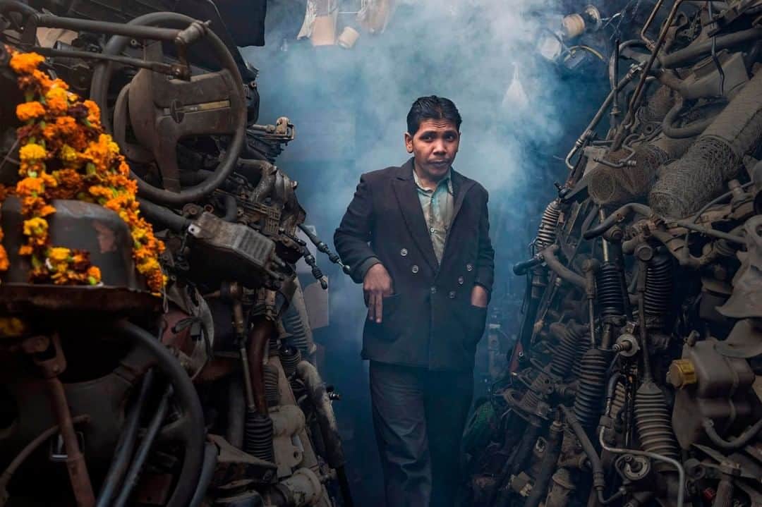 ナショナルジオグラフィックさんのインスタグラム写真 - (ナショナルジオグラフィックInstagram)「Photo by Saumya Khandelwal @khandelwal_saumya | Brijesh Yadav, a worker at a second-hand vehicle parts shop in New Delhi, starts the day by burning incense sticks. Follow me on @khandelwal_saumya for glimpses into the lives of people and their surroundings.」1月26日 8時35分 - natgeo