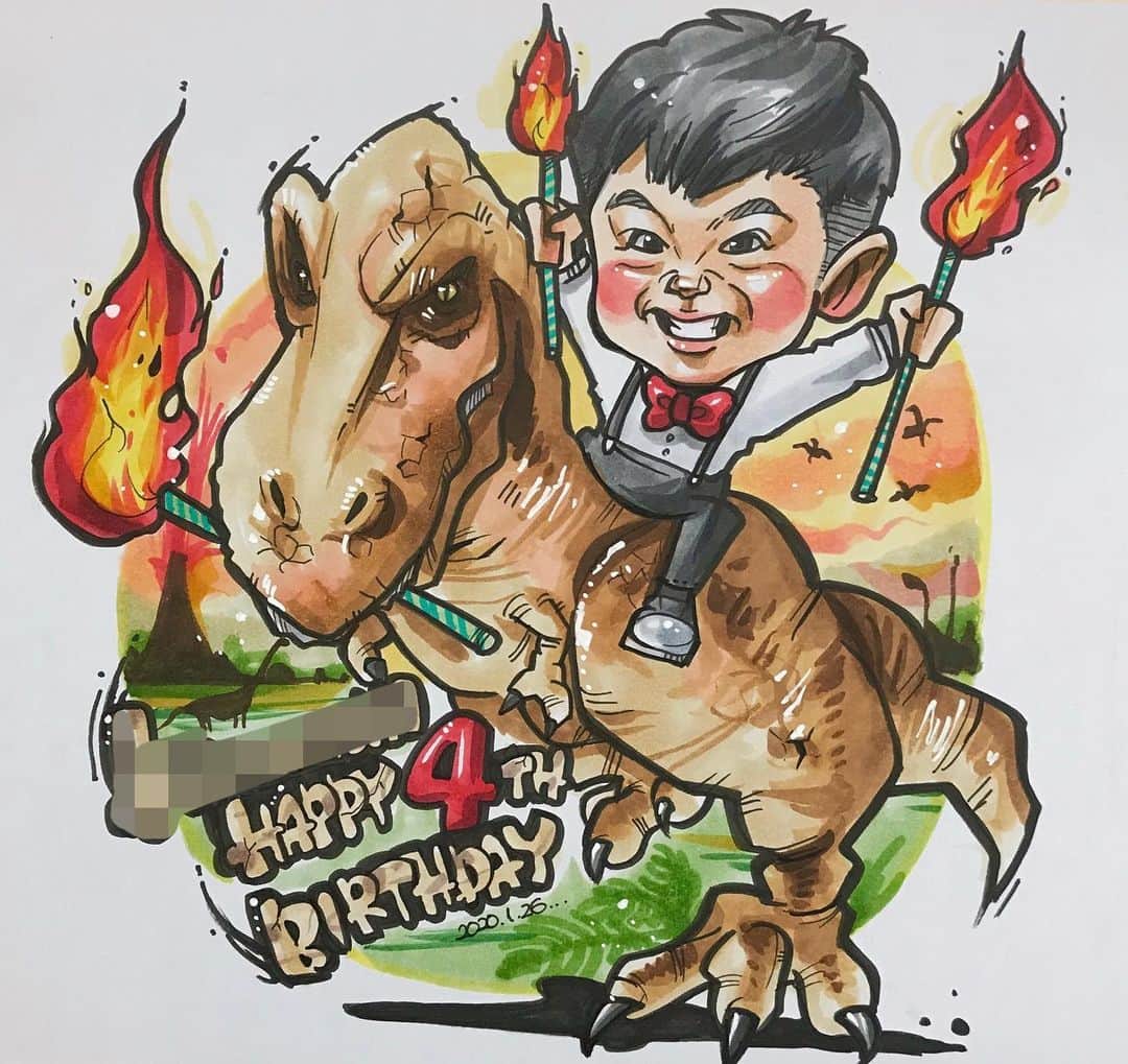 似顔絵★𝗚𝗢𝗥𝗜𝗞𝗜𝗡𝗚のインスタグラム：「. . . 今日は、 息子４歳のお誕生日💕 . . . . 最近恐竜ブームだから、 ティラノサウルスにまたがった息子をッッっ🦖🔥🔥🔥🔥 . . どんどんやんちゃになってきてて一番怒られてるけど、一番の癒し❤️😭🌟✨ . . 2枚目はちょうど4年前に投稿したイラスト😍❤️ 娘がお姉ちゃんになった日でもある☺️🌟✨ . . . これからも健康にすくすくと 優しい子に育ってほしい☺️💕✨ . . 息子よ、おめでとう㊗️㊗️💕 . . ❌❌現在は、予約受付終了してます❌❌ 。 . . .  2019年度ご予約のお客✨ 現在136番までの方案内中です🌟✨💕 メールの確認宜しくお願い致します🙇‍♀️🌟✨ . 一巡したら後回し組へご連絡して参ります⭐️✨ . .  次回の予約応募は、 だいたいですが今年の3月くらいです😭😭😭🌟✨あくまでも予定です。 . . . オーダー再開の際には 人数制限あるため必ず予約ができるわけではございません。 そのことも踏まえた上で 次回ご検討いただけると嬉しいです(^^) . . また、結婚式の使用を考えてくださる方も多いです✨  前々からお伝えしていますが、 基本的に予約順に対応しているため、 近々の納期を希望される方は、 対応できないこともあるので、 あらかじめご了承ください💦 . . . . . ※今回予約が取れた方へ※ . .  写真がまだ用意できてない、入金が遅れそうなど、状況により、順番が前後することもございます‼️ あらかじめご了承ください。 。 . . . また、芸能人、キャラクターのオーダー、パロディ風オーダーはお断りしています。  芸能人については、ご本人様に直接プレゼントなどはOKです。 . . . . . . 💰料金表は過去投稿記事みてね❤💰 . . . . . ➡️ハッシュタグ⇨ goriking117料金表2019⬅️ . . ✨✨✨✨✨✨✨✨✨✨✨✨✨✨✨✨ @by.goriking のアカウントでは、 過去書かせて頂いたお客様方からの、 似顔絵のその後のお写真をいただき、 投稿しております^ - ^❤️❤️ 玄関に飾ってある似顔絵、 渡した瞬間のお写真、 ご本人とのお写真などなど💕  いろんな場面でのお写真お待ちしております^ - ^✨⭐️ . . .  #似顔絵#pencildrawing#drawing#pencil#illust#painting#art#artwork#portrait#絵描きさんと繋がりたい#似顔絵師#gorikingの似顔絵屋さん#息子#happybirthday#HBD#誕生日#birthday#愛息子#４歳#4歳誕生日 #ティラノサウルス#恐竜#dinosaur#🦖#kids#comicart#anime#animeart#comicartist#animejapan . .」