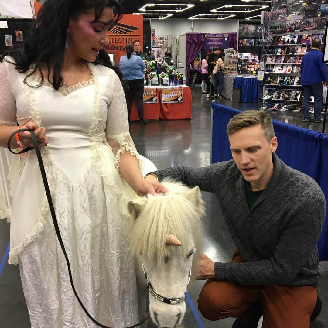 テディ・シアーズのインスタグラム：「Went to Portland. Met a unicorn. Pretty standard, really. @wizardworld」