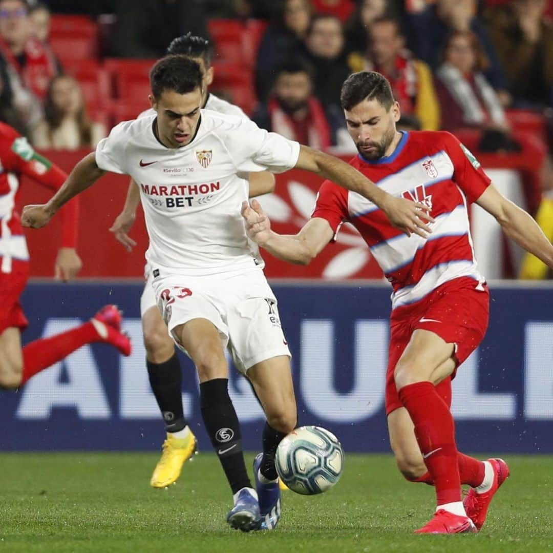 グラナダCFさんのインスタグラム写真 - (グラナダCFInstagram)「Errores en la primera parte penalizaron al #Granada ante el @sevillafc (2-0). Seguimos trabajando. Seguimos luchando. 🔴⚪️ #Granada #Laliga #ligasantander #liga #futbol #soccer #football #granadacf」1月26日 9時02分 - granadacf