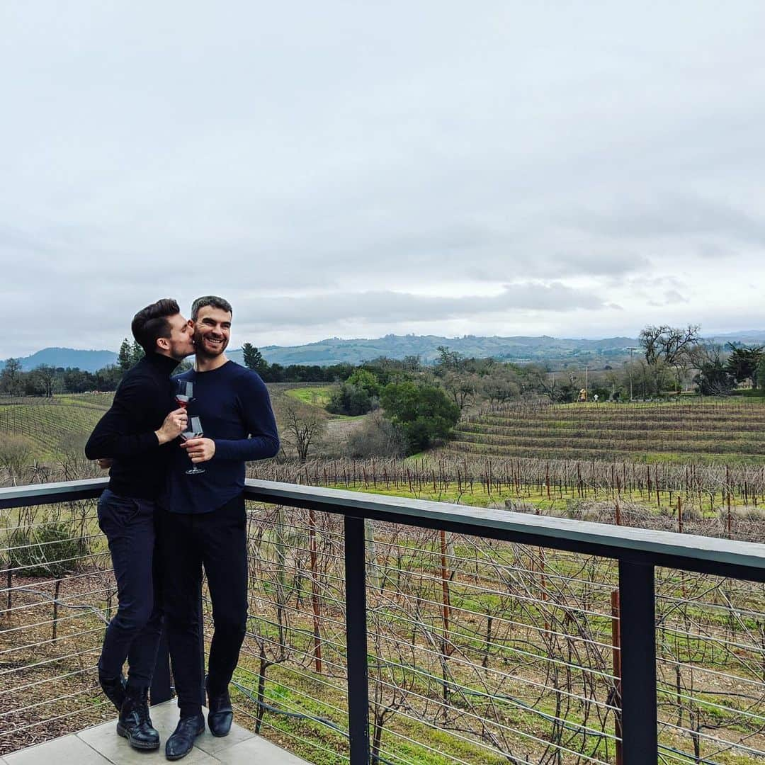 エリック・ラドフォードさんのインスタグラム写真 - (エリック・ラドフォードInstagram)「Escaping whine country for wine country! 😊 #sonomacounty #wine #husbands #loveislove #stopwhining #startwining」1月26日 9時06分 - ericradford85