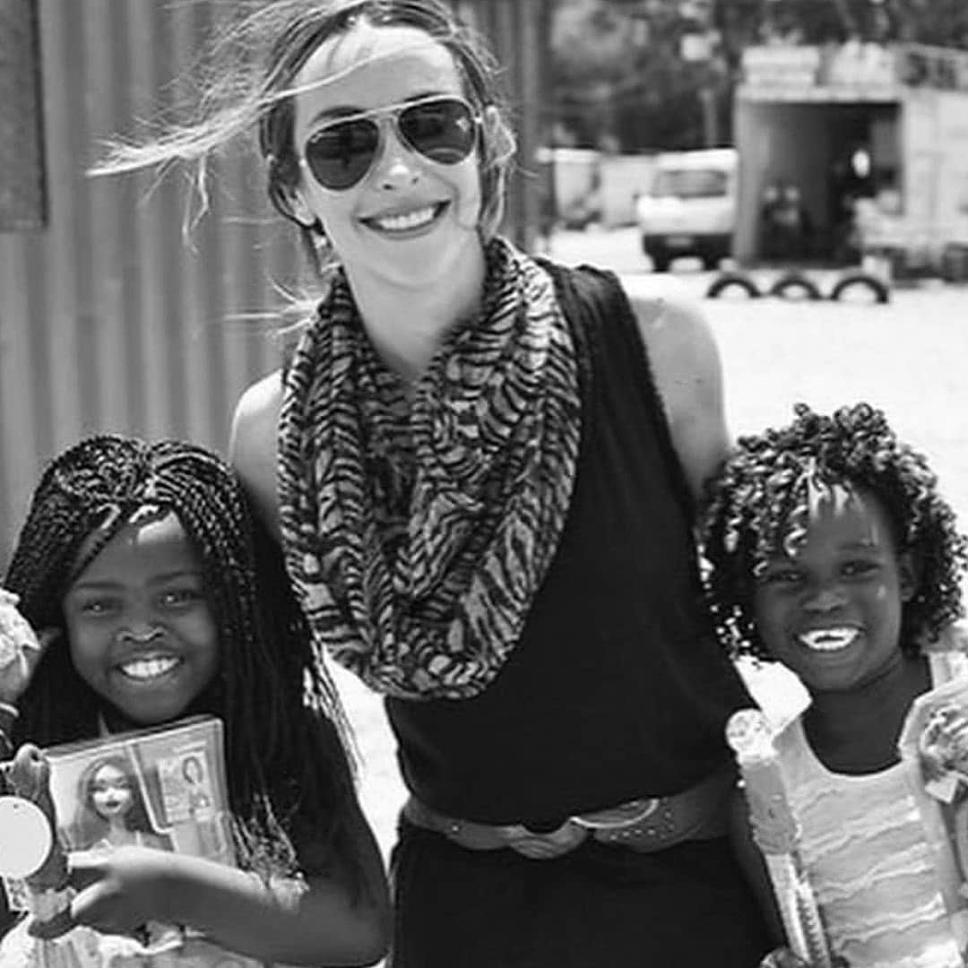 ニッキー・シックスさんのインスタグラム写真 - (ニッキー・シックスInstagram)「Posted @withregram • @how2girl This day was truly one of the most memorable and special of my life. Nikki and I had the opportunity to visit a refugee camp outside of Cape Town on Christmas and we were lucky enough to play SANTA to the sweetest most deserving, grateful and angelic boys and girls we have ever met. It was just an incredible experience but what was the most amazing part of the day was how happy these children were with practically no material things, living in tin houses.... no running water. I’m so happy I came across this photo today. Sometimes I need to check myself and be so grateful for everything I have. This photo reminds me of how small and insignificant any problems I have actually are and is a great reminder to thank God everyday and be grateful. @leica_camera」1月26日 9時17分 - nikkisixxpixx