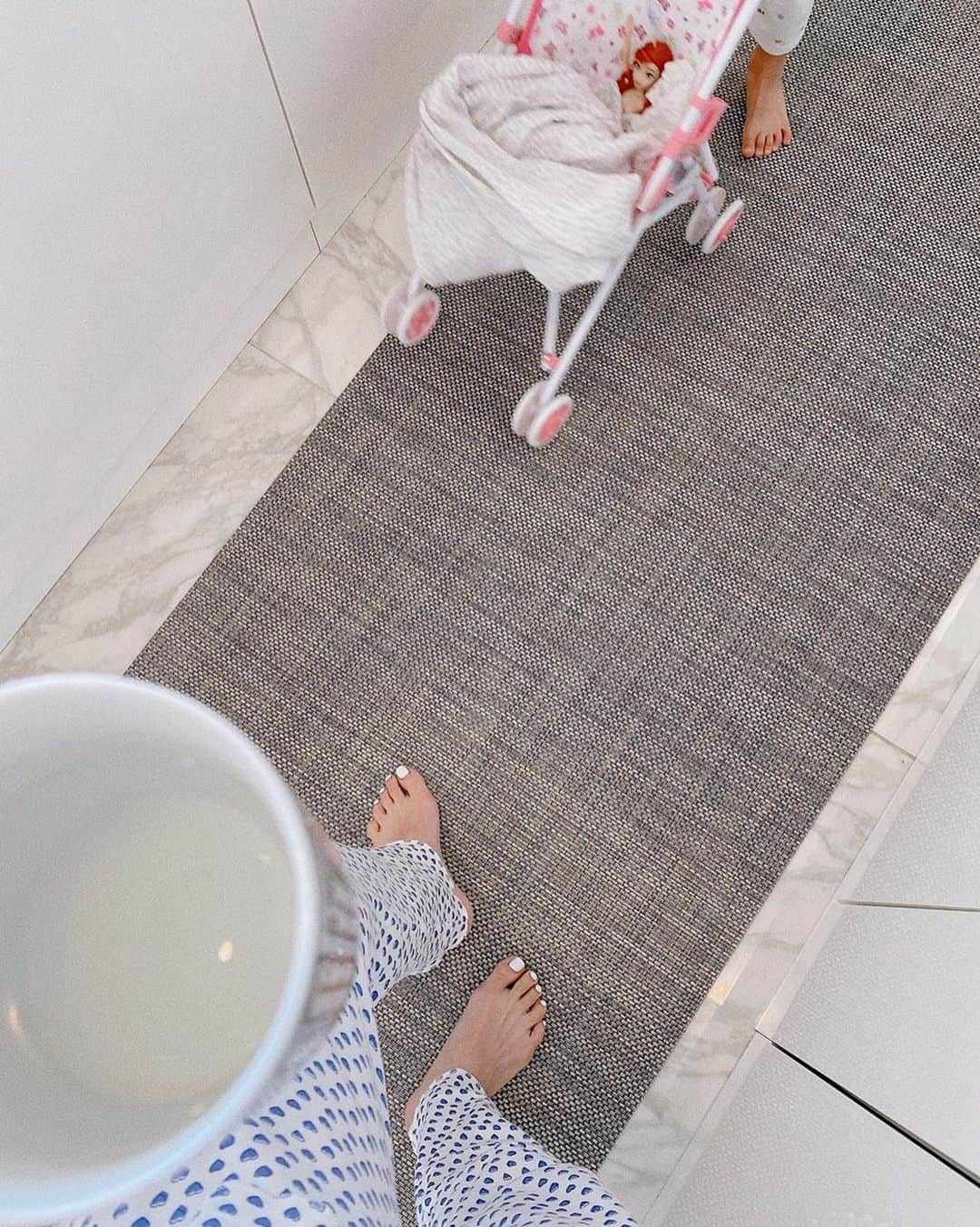 翁安芸さんのインスタグラム写真 - (翁安芸Instagram)「Good morning💙 昨日のストーリーで質問頂いていたキッチンのラグは @chilewich です。ランチョンマットでも愛用しているブランドで、掃除もしやすく気に入っています😙　#kitchen #morning #台所」1月26日 9時12分 - akinyc