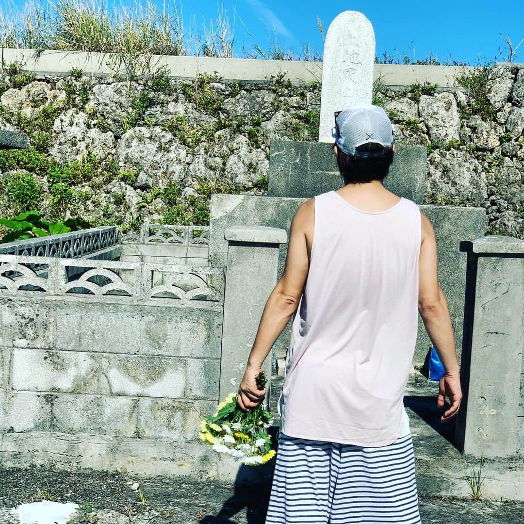 上地雄輔さんのインスタグラム写真 - (上地雄輔Instagram)「おじぃ元気か？おばぁは、いまだに泣き虫です。 #上地家#墓参り#ゆーすけ#昼寝#いつもありがとう#生まれて40年#俺に会うと泣くおばぁ 愛情と太陽たっぷり浴びて宮古マンゴーより甘やかされて育ったらこんな感じになりました🥭」1月26日 9時12分 - usk_kmj