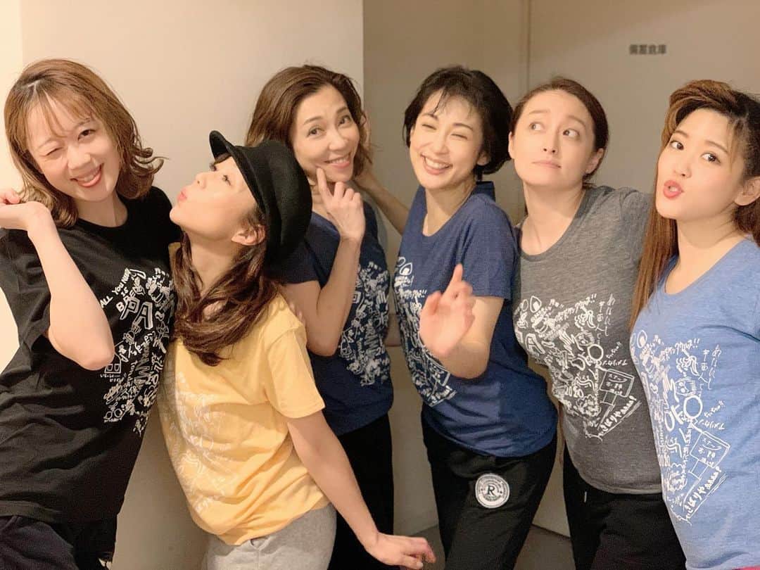 大月さゆのインスタグラム：「そして着こなし編💁‍♀️ モデルの松野乃知君にダメ出しをもらいながらたくさん撮りました。 撮られながら爆笑がたえないわけで、、、 #シャボン玉とんだ宇宙までとんだ　 #女性キャスト着こなし編」