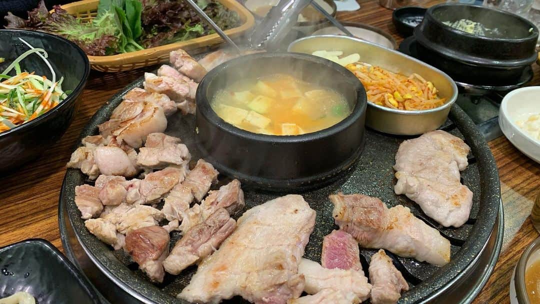 黒田アーサーのインスタグラム：「晩御飯は薬水にあるお肉屋さんがやってるサムギョプサルのお店です！お肉屋さんがやってるだけあって美味しーい❣️😍 #サムギョプサル #真ん中の味噌汁 #めちゃうま #お変わり自由 #やばたにえん #韓国焼肉 #薬水グルメ  #삼겹살🐷  #한국  #서울」