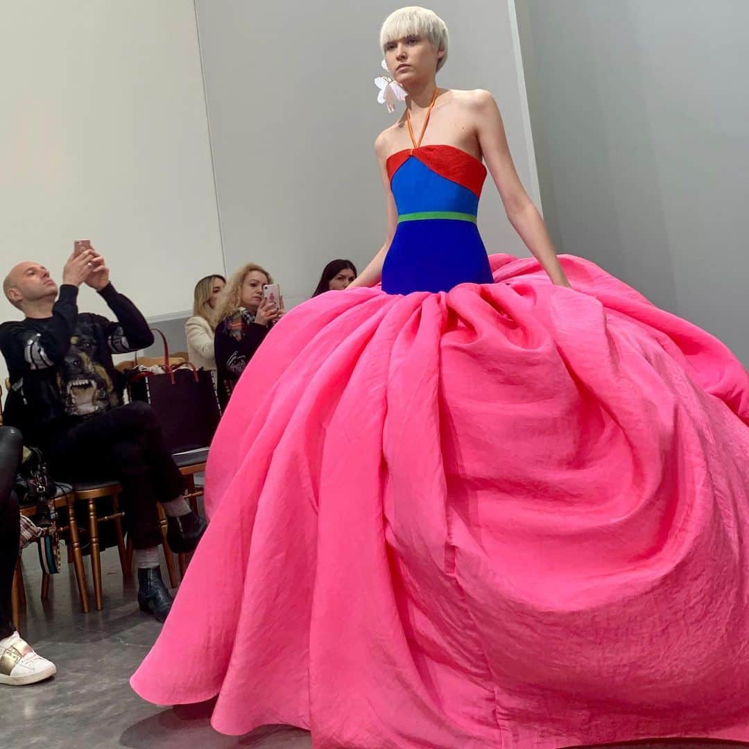 のインスタグラム：「クチュール取材：オートクチュールの初日はいつも「スキャパレリ（SCHIAPARELLI）」から始まります。ローマ生まれのエルザ・スキャパレリ（Elsa Schiaparelli）が1927年にスタートした歴史あるブランドで、現在のアーティスティック・ディレクターはアメリカ人のダニエル・ローズベリー（Daniel Roseberry）。ローズベリーは戦中・戦後に活躍したスキャパレリについて「彼女の偉業の一つは、混沌とした時代に人々はファンタジーを必要とすることを理解していたこと」と言っていますが、今の時代もそれが当てはまるな、とこの夢見るドレスを見て思います。  コレクションの全ルックは @wwd_jp のプロフィールのリンクから  2〜7枚目、PHOTOS : DELPHINE ACHARD / WWD (c) FAIRCHILD PUBLISHING, LLC  #スキャパレリ #SCHIAPARELLI #エルザスキャパレリ #ElsaSchiaparelli #ダニエルローズベリー #DanielRoseberry #coutureweek #hautecouture #pariscoutureweek」