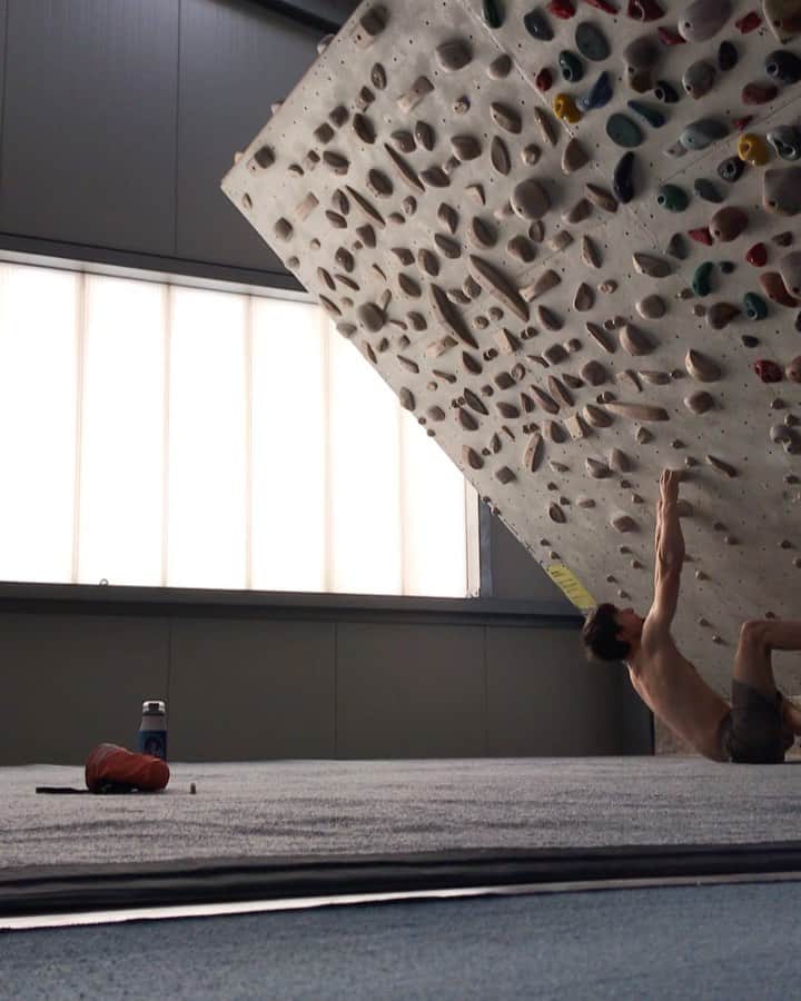ヤン・ホイヤーのインスタグラム：「#Anzeige Sunday morning session on my beastmaker board💪 . @krombacher  #nullkommanull  #erfolgsdurst  #sportmachtdurst」