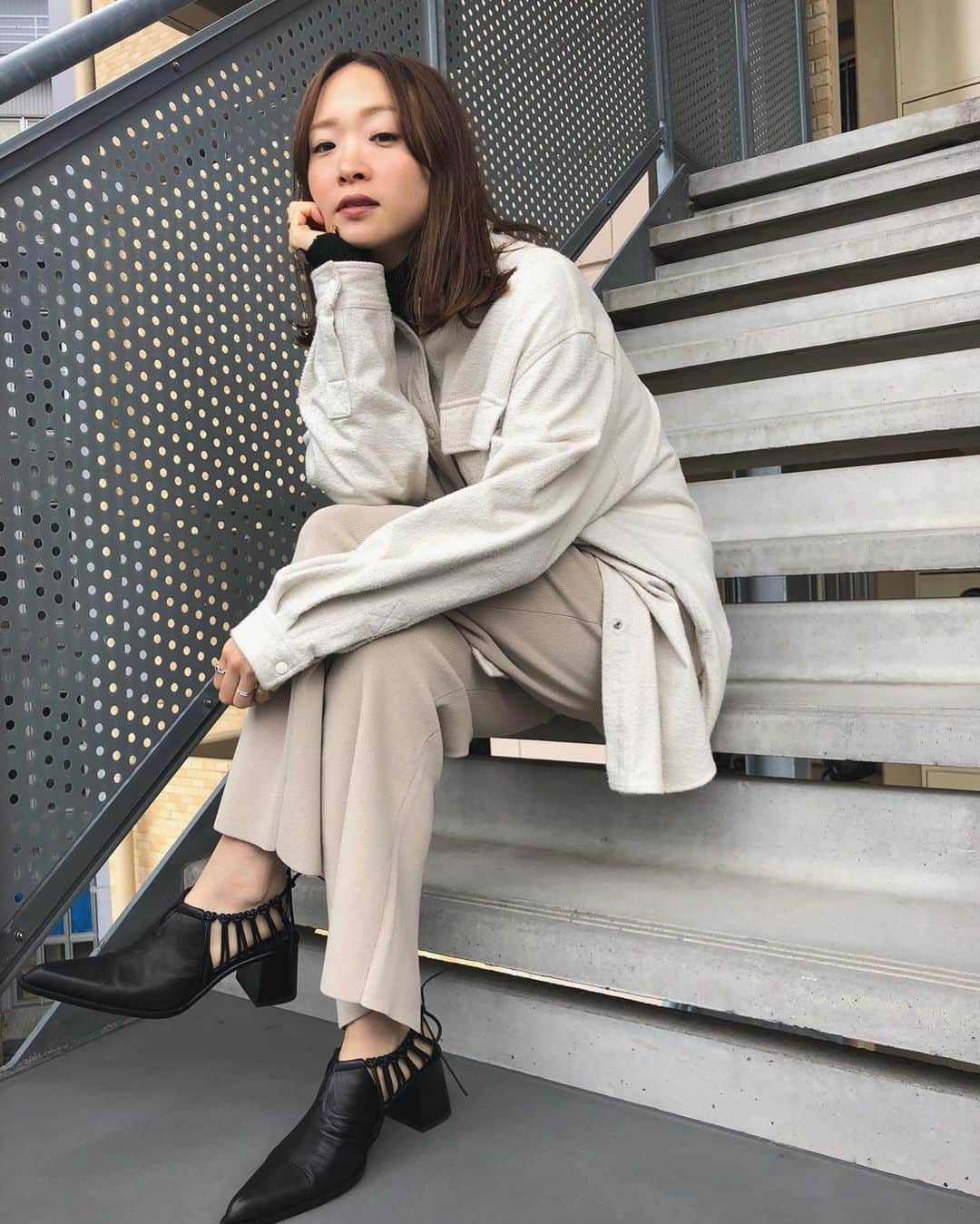 野尻美穂のインスタグラム：「寒いけど履きたい後ろがかわいいuntisholdのシューズ☺️💛 #untishold  #まだまだ寒い😵 #wai_ships」