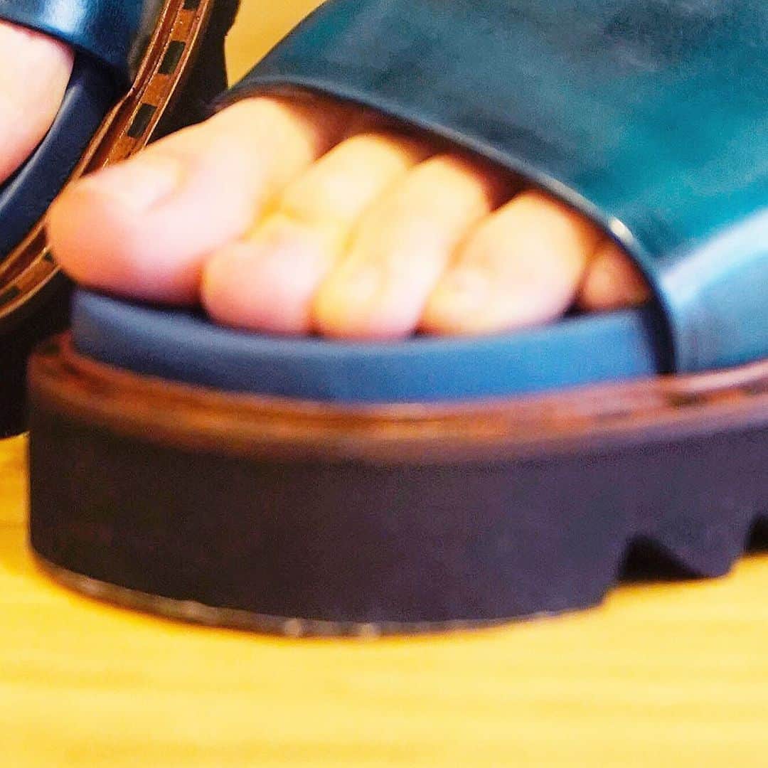 エンリーベグリンのインスタグラム：「Summer 2020, SANDAL ZEPPA SPAZZOLATO BALTICO.  #henrybeguelin#handmade#vegetabletanned#leather#casual#comfort#sandals#zeppa#baltico#color#」