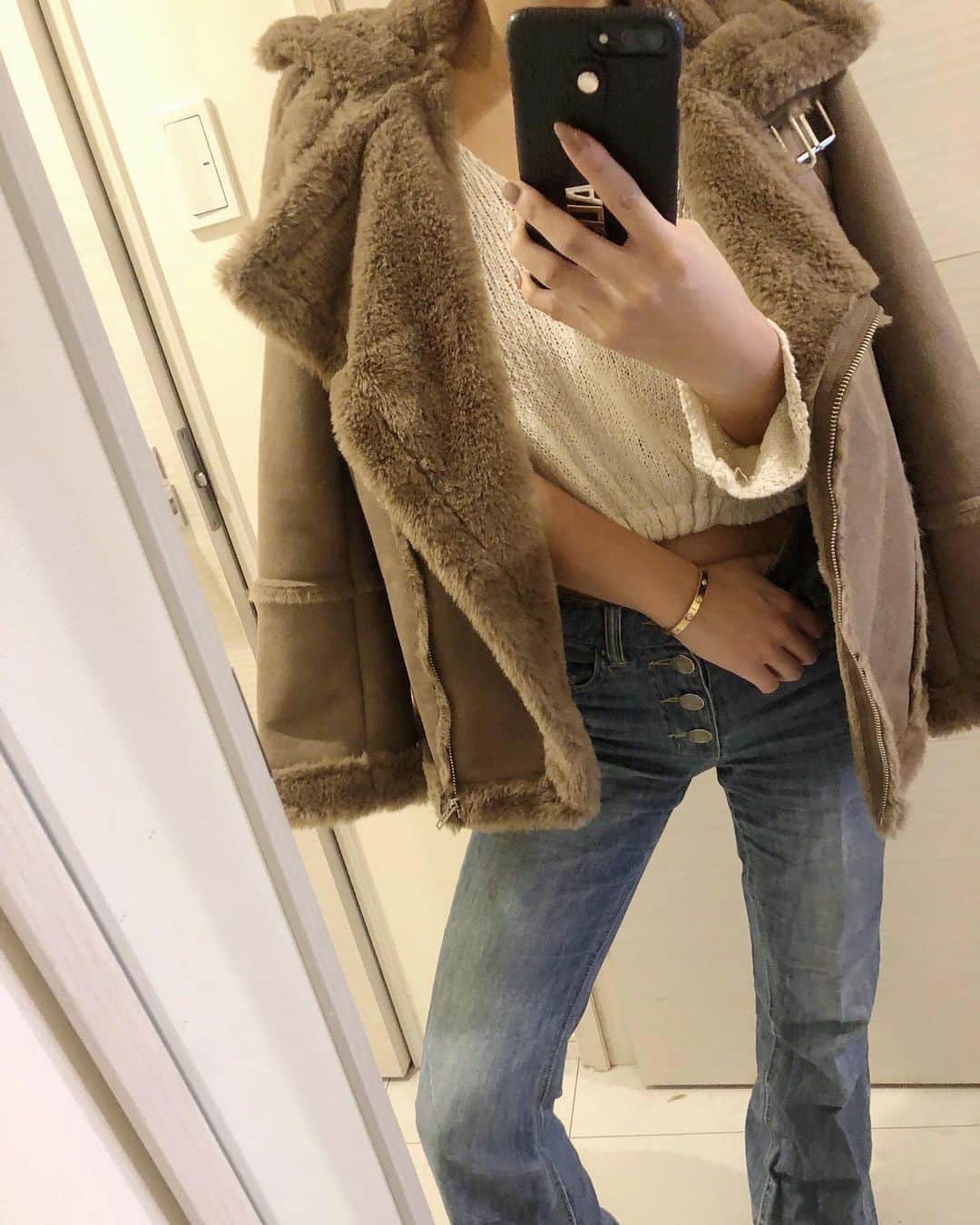 のインスタグラム：「. 寒いの嫌だからアウター 基本ロング丈なんだけど たまにはこうゆうアウターも💖 と思って @fifth_store で見つけた🥰 . フェイクムートンで内側は 全部ファーだからショート丈でも あったかく着れるの✨ しかもこのライダースの形がつぼ💖 . #fifth #fifthtl #フィフス #フェイクムートンライダースジャケット #カジュアル #アウター .」