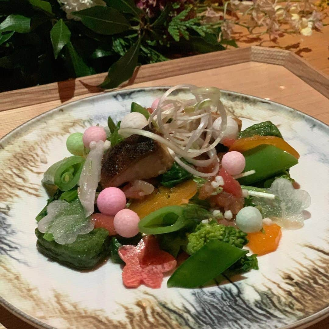 Sayaka.Mさんのインスタグラム写真 - (Sayaka.MInstagram)「. #japanesefood #sapporo #elmgarden . . 先日は鶴の恩返しの会席を #エルムガーデン で楽しんできました😌💗 . . 素敵な演出で四季を楽しませてくれます✨ 今回も素敵でした お食事と#プロジェクションマッピング の融合 詳細はYouTubeに載せてます (プロフィールにリンク) https://youtu.be/5OEqjlJzSPg . 予約は残りわずか . 出会い 根室産キンキ炭火焼きと海老芋唐揚げ Charcoal Glilled `Nemuro Kinki Fish' &Deep-fried EBIIMO . 再開 根室産キンキと海老芋の魚骨椀 `Nemuro Kinki Fish' &Deep-fried EBIIMO soup . 感謝 下関産虎河豚のてっさ `Shimonoseki blowfish' sashimi . 喜び 冬野菜前菜八寸盛り合わせ Winter vegetable assortment . 旅立ち 蝦夷鹿肉酒粕漬け Hokkaido deer meat pickled in sake lees . 招福 虎河豚雑炊 Rice porridge for happiness . 永遠 いちご大福 ICHIGO DAIFUKU . エルムガーデン 011-551-0707 #北海道 #札幌市中央区 南十三条西23-5-10  https://tabelog.com/hokkaido/A0101/A010104/1000626/ . . =============== 私の食べ歩きの記録は Gourmet food information 제 외식기록 ↓↓↓ #sayaka動画 =============== . #札幌グルメ #kaiseki #hokkaido #japan #japanesestyle #日本食 #和食 #河豚 #大福 #日本酒 #日本酒好きな人と繋がりたい #日本好きな人と繋がりたい #japanlover #札幌子連れ #札幌子連れディナー #札幌ママ #北海道ママ #札幌観光 #北海道観光 #北海道観光スポット #札幌観光スポット #北海道好きな人と繋がりたい」1月26日 18時46分 - insta.sayaka