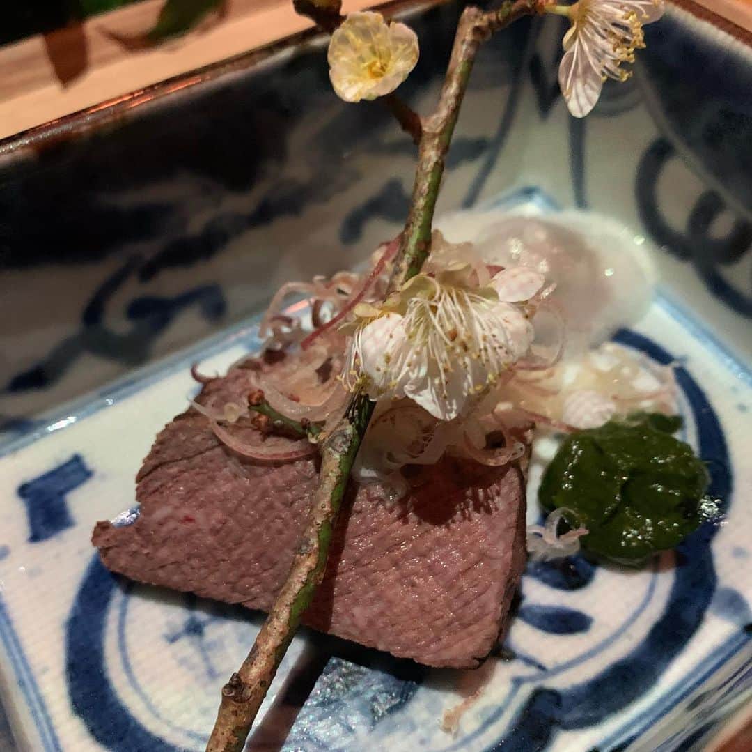 Sayaka.Mさんのインスタグラム写真 - (Sayaka.MInstagram)「. #japanesefood #sapporo #elmgarden . . 先日は鶴の恩返しの会席を #エルムガーデン で楽しんできました😌💗 . . 素敵な演出で四季を楽しませてくれます✨ 今回も素敵でした お食事と#プロジェクションマッピング の融合 詳細はYouTubeに載せてます (プロフィールにリンク) https://youtu.be/5OEqjlJzSPg . 予約は残りわずか . 出会い 根室産キンキ炭火焼きと海老芋唐揚げ Charcoal Glilled `Nemuro Kinki Fish' &Deep-fried EBIIMO . 再開 根室産キンキと海老芋の魚骨椀 `Nemuro Kinki Fish' &Deep-fried EBIIMO soup . 感謝 下関産虎河豚のてっさ `Shimonoseki blowfish' sashimi . 喜び 冬野菜前菜八寸盛り合わせ Winter vegetable assortment . 旅立ち 蝦夷鹿肉酒粕漬け Hokkaido deer meat pickled in sake lees . 招福 虎河豚雑炊 Rice porridge for happiness . 永遠 いちご大福 ICHIGO DAIFUKU . エルムガーデン 011-551-0707 #北海道 #札幌市中央区 南十三条西23-5-10  https://tabelog.com/hokkaido/A0101/A010104/1000626/ . . =============== 私の食べ歩きの記録は Gourmet food information 제 외식기록 ↓↓↓ #sayaka動画 =============== . #札幌グルメ #kaiseki #hokkaido #japan #japanesestyle #日本食 #和食 #河豚 #大福 #日本酒 #日本酒好きな人と繋がりたい #日本好きな人と繋がりたい #japanlover #札幌子連れ #札幌子連れディナー #札幌ママ #北海道ママ #札幌観光 #北海道観光 #北海道観光スポット #札幌観光スポット #北海道好きな人と繋がりたい」1月26日 18時46分 - insta.sayaka