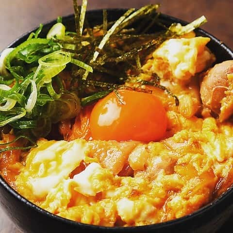 なかの食鶏十三店さんのインスタグラム写真 - (なかの食鶏十三店Instagram)「こんばんは！ 本日のおすすめ料理、特製親子丼です！！ コーチン卵を使用しているので、美味しさのダイレクトアタック間違いなし🤩 #なかの食鶏#大阪焼鳥 #大阪グルメ部 #十三グルメ #十三居酒屋 #焼鳥女子 #焼鳥好きな人と繋がりたい」1月26日 18時50分 - nakanoshokkei.juso