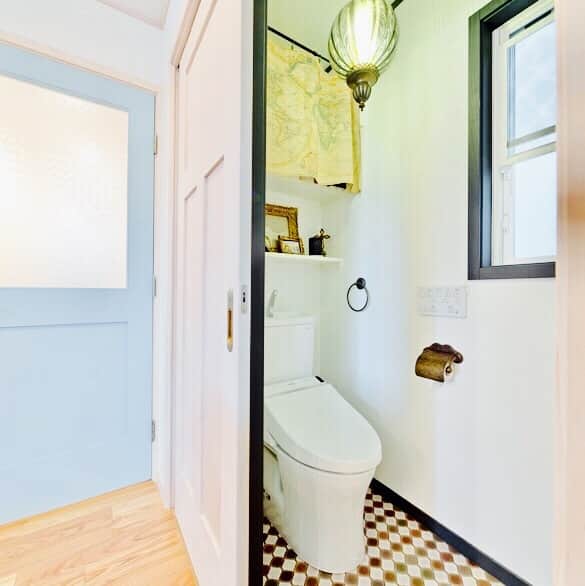 フレンチ工房 神戸さんのインスタグラム写真 - (フレンチ工房 神戸Instagram)「こちらのトイレ扉は引き戸になっています。⠀ ⠀ 引きスペースは必要ですが、⠀ ⠀ ・狭い空間でも開口部を広く取れる ⠀ ・開閉時体の動きが小さくすむ⠀ ⠀ という将来を見据えた介助、バリアフリーの観点や、⠀ ⠀ ・開き戸に比べ、開閉の可動域のデッドスペースがかなり小さくなります。⠀ ⠀ 最近は吊り下げ方式が多く、溝に溜まる埃に苦労する心配がありません。⠀ ⠀ ⠀ ⠀ ⠀ #フレンチスタイル⠀ #フレンチインテリア⠀ #フレンチカントリー⠀ #フレンチシャビー⠀ #シャビーシック⠀ ⠀ #海外インテリア⠀ #海外インテリアに憧れる ⠀ #トイレインテリア⠀ #海外みたいな家⠀ #輸入住宅⠀ #デザイン住宅⠀ #店舗兼住宅⠀ #バリアフリー⠀ #住宅実例⠀ #自然素材の家⠀ #高気密高断熱⠀ #おうちづくり⠀ #バリアフリー⠀ ⠀ ⠀ ⠀ ⠀ #一戸建て⠀ #注文住宅⠀ #マイホーム⠀ #マイホーム計画⠀ #マイホーム完成⠀ #WEB内覧会⠀ #オープンハウス⠀ #自然素材の家⠀ #見学会⠀ #リノベーション⠀ #兵庫県の工務店⠀ #フレンチ工房神戸⠀ ⠀ ⠀ 2月22日(土)⠀オープンハウス in 兵庫県加東市⠀ 開催します。⠀ ⠀ ご予約不要です。是非実際にご覧下さい。⠀ ⠀ 詳しくはHPまで。⠀ http://frenchkobo.com ⠀」1月26日 18時50分 - frenchkobo