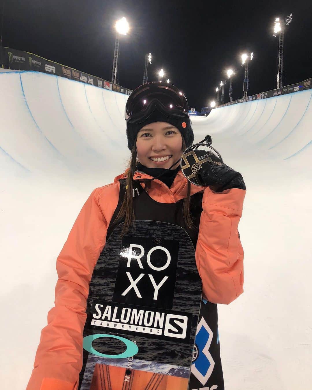のインスタグラム：「I stood on the podium at the X Games. it is my first time. so happy❤️ Thank you for @xgames 🙏 🥇 @qcastellet 🥈 @kurumi924  Congratulations✨ #salomonsnowboardsjapan #roxy #roxyjapan #roxysnow #teamoakley #girosnow #dominator #falken #teamfalken #美瑛選果」