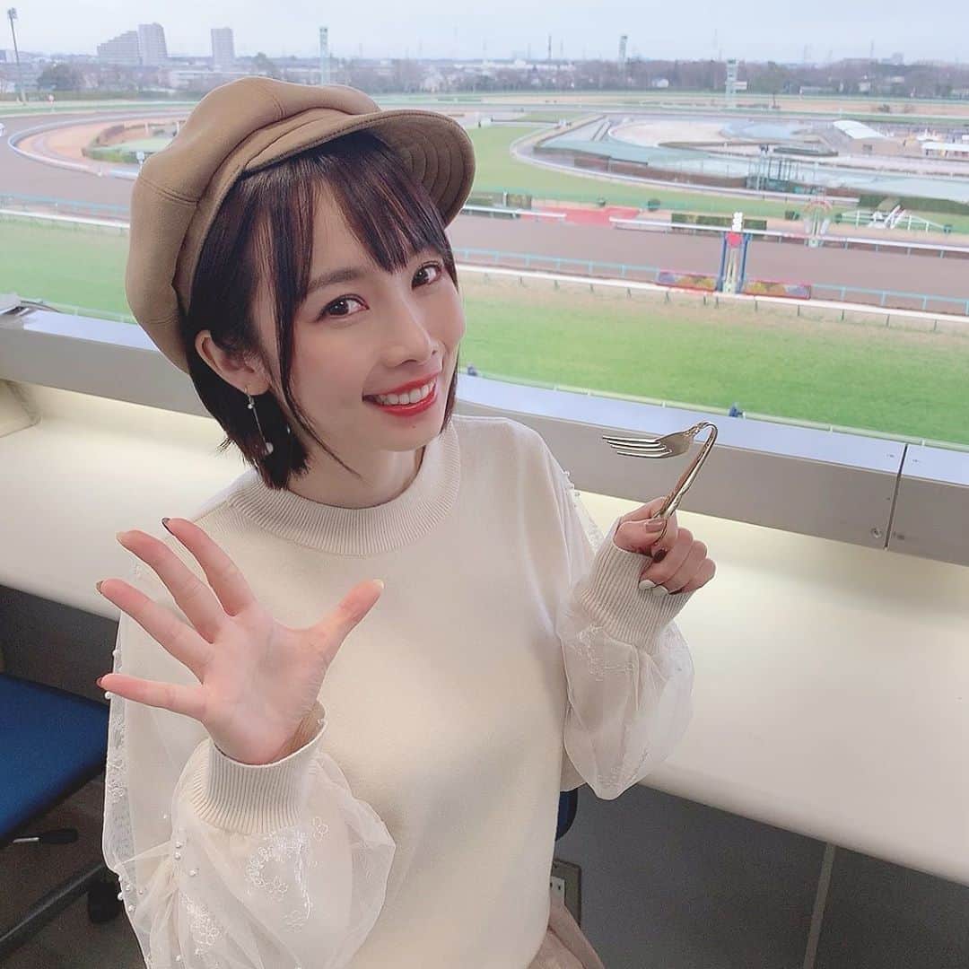 さくまみおのインスタグラム：「ニッポン放送「日曜競馬ニッポン」ありがとうございました！ 最初は、決められた秒数で振られた内容の答えを上手にまとめて答えなきゃ〜って緊張してたけど(๑꒪ㅁ꒪๑)" 後半はこんな特等席で観戦できることを純粋に楽しんでおりました(*´ω｀*)ウマ〜 お弁当や差し入れも今週も(←)美味しくてありがとうございました！ ムチャ振りナレーション台本には笑ったけど、私の動画をよく見てくださってて感謝です☺️笑 楽しかった〜｡･*･:≡( 「ε:)ﾉ帰宅！ . . #ニッポン放送#日曜競馬ニッポン#UMAJO#AJCC#さくまみお」