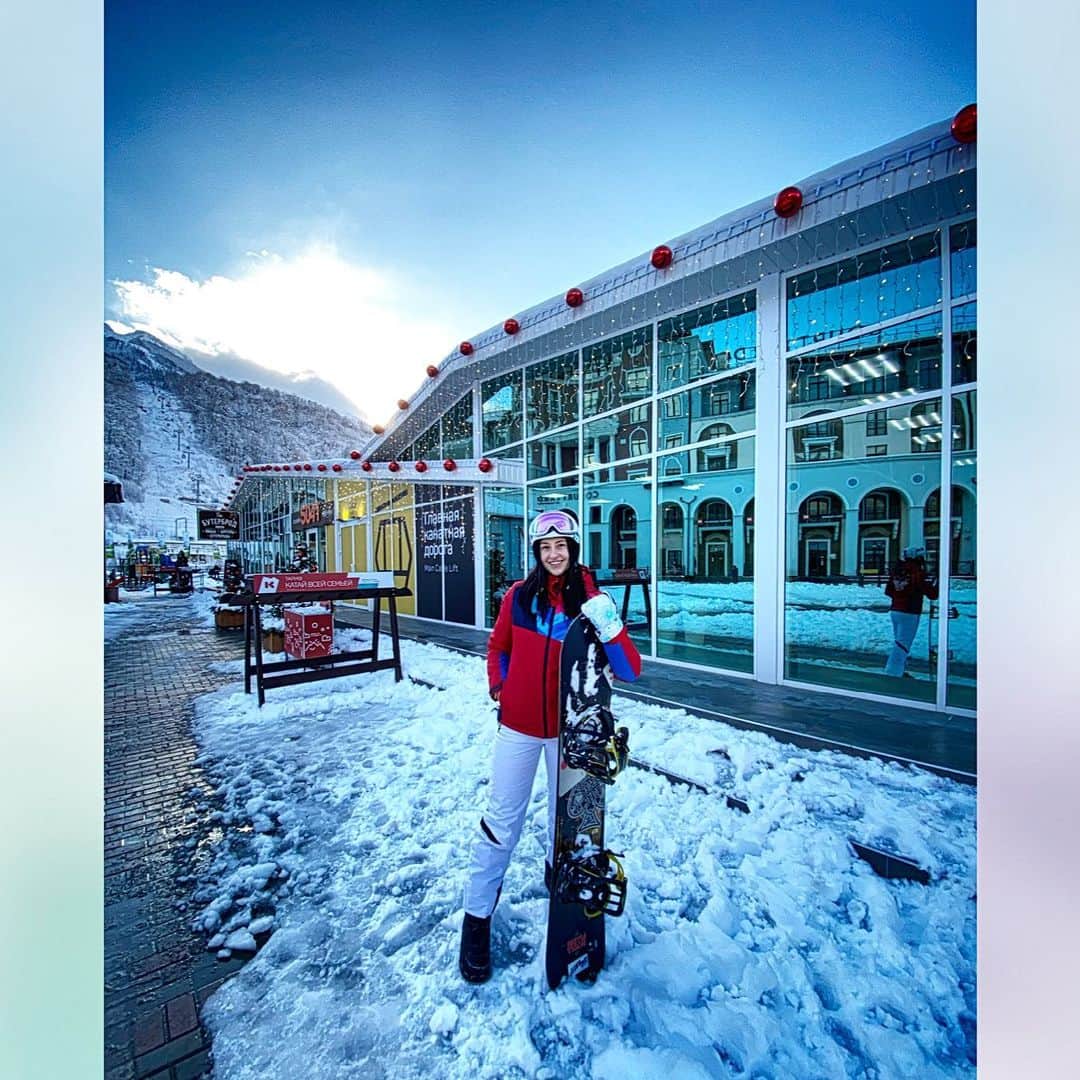 ヤナ・イグリアンのインスタグラム：「🏂 Сноуборд или лыжи ⛷?!」
