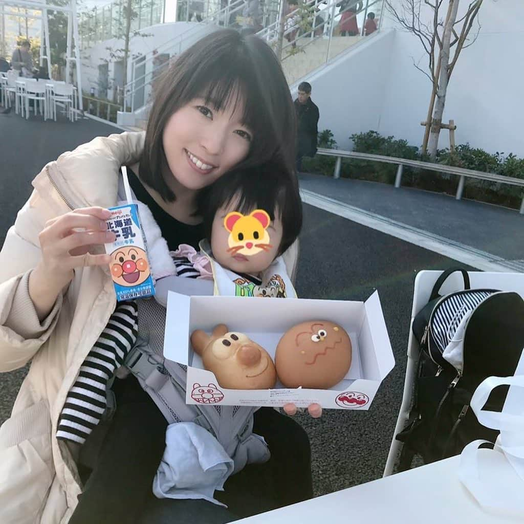 室照美のインスタグラム：「アンパンマンデビュー🌟  ちょっと前の、成人の日。 横浜の #アンパンマンミュージアム へ。 近所の支援センターで、1歳になったばっかりでも楽しめるよ〜❗️って聞いて行ってみました🎵  #ジャムおじさんのパン屋工場 で選んだのは.. 名犬チーズ＆カレーパンマン  このチーズのお顔が、 俳優の斉藤洋介さんにそっくり！って思うのは私だけかな⁉️ コムロはショーを真剣な眼差しで見つめたり、「ふわぁ〜！！！」って声出したりしていたので、楽しめていた様子☺️ #1歳1ヶ月 #横浜 #有料ゾーンはまた今度 笑 #斉藤洋介 さん  #室照美」