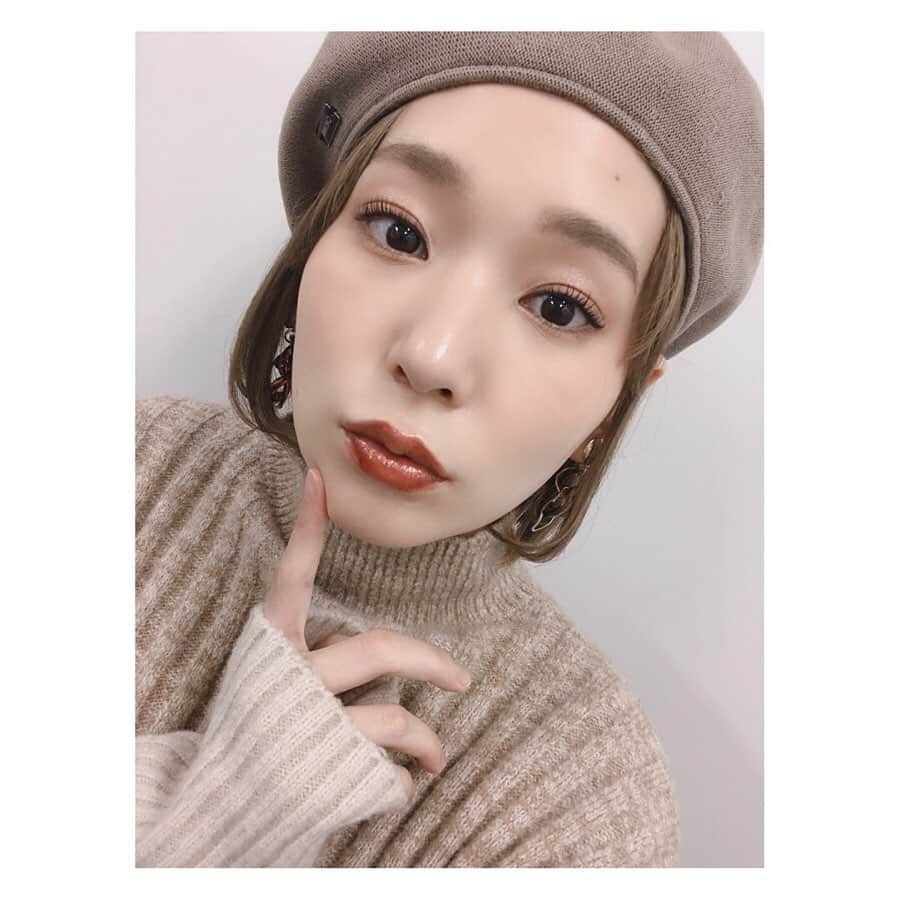 高槻かなこさんのインスタグラム写真 - (高槻かなこInstagram)「. #着回しきんちゃん 電撃PSLive . 帽子　#🎁 ニット　#azulbymoussy  スカート　#azulbymoussy  シューズ　#gucci . ベージュに包まれてます🐵 メイクも大人っぽくしてもらってくちびるがいい色💄 . . #fashion #code #ootd #私服 #私服コーデ  #着回しコーデ #プチプラコーデ #声優 #高槻かなこ」1月26日 19時06分 - kanako.tktk