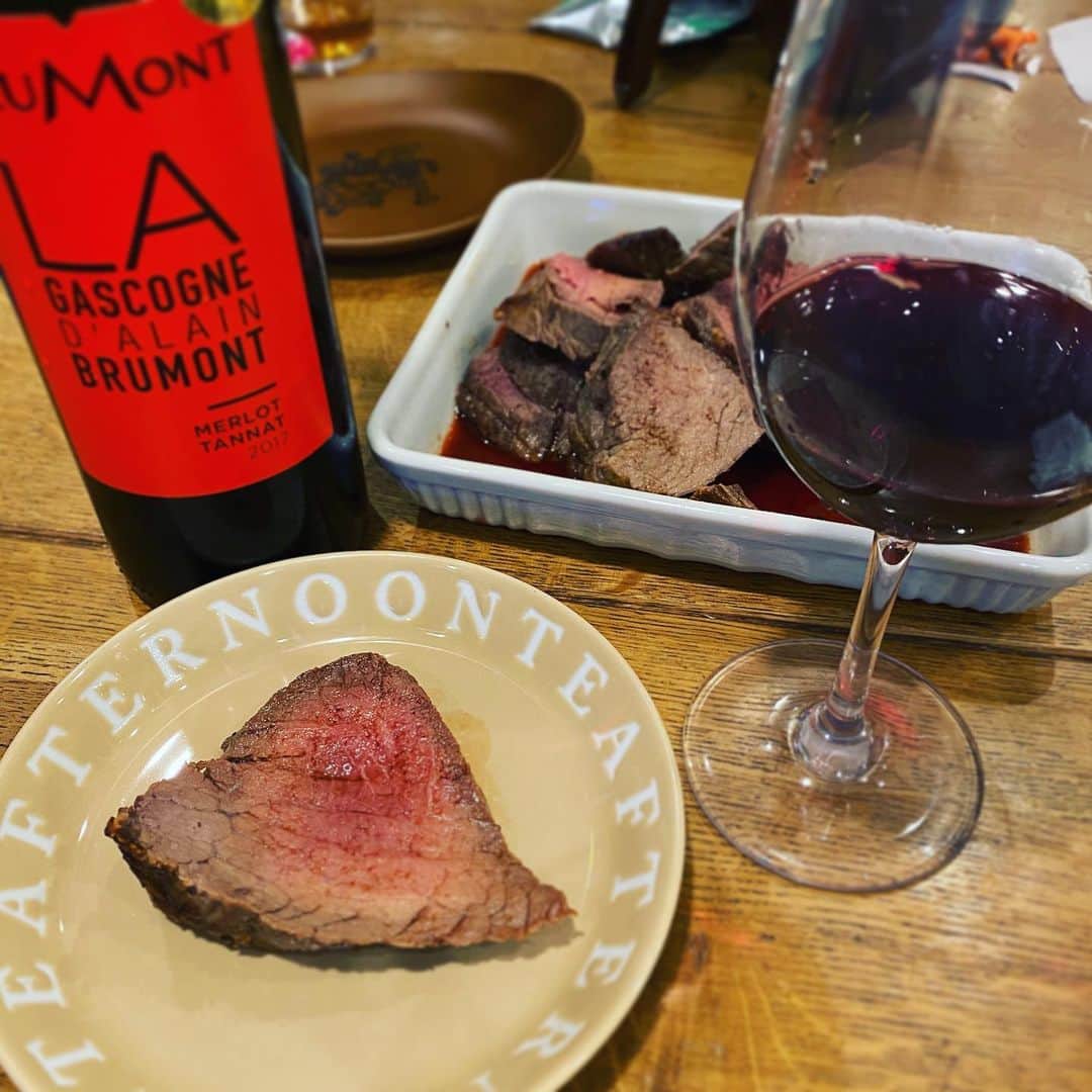 安倍吉俊のインスタグラム：「自宅でローストビーフ作ったら簡単で安くて美味しくてこりゃいい。あとは肉を薄く切る練習を……」