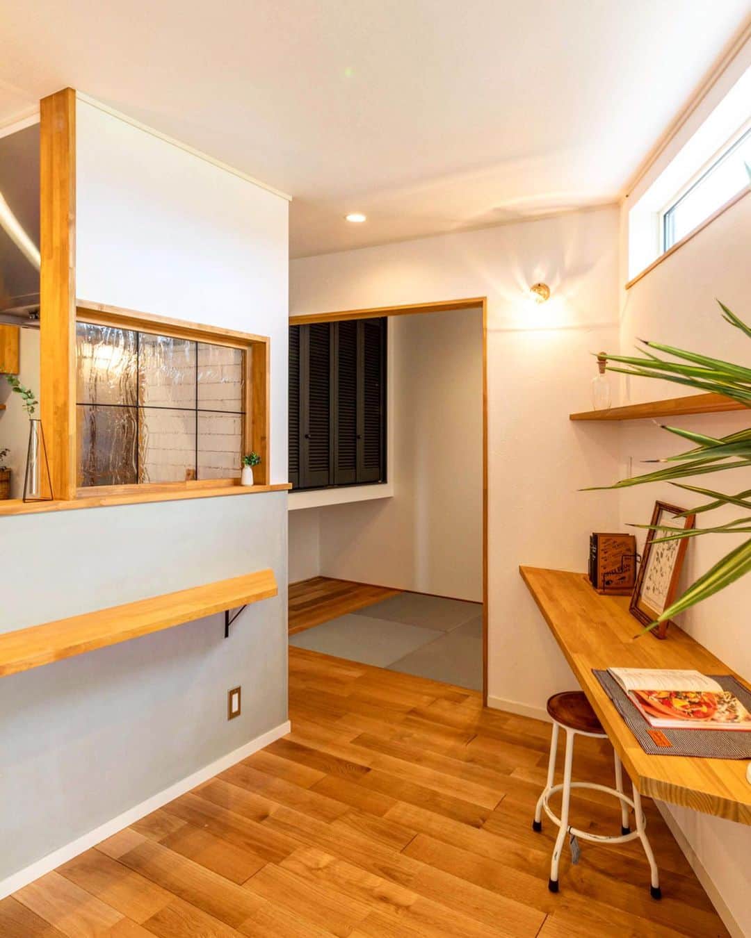インテリアショップとつくる家 ZEST houseさんのインスタグラム写真 - (インテリアショップとつくる家 ZEST houseInstagram)「リビングの天井を高くとり、梁をあらわしにしたことで、開放感を高めたKさん家。 ↩︎ 子育て真っ只中のKさん家は、お子さまが読み書きや宿題をするカウンターとちょっと寝転んでお昼寝できる畳スペースをキッチンのそばに設けることで家事動線の軽減を図っています★ ↩︎ ↩︎ ------------------------------------ 資料請求 家づくりの資料請求はこちらから ↓↓↓ @zest_design_house_info ↩︎ ↩︎ ------------------------------------ ↩︎ ------------------------------------ もっと施工事例を見たい方はこちら ↓↓↓ ゼスト倉敷オフィス(岡山県) @zest_design_house ↩︎ ↩︎ ------------------------------------ ↩︎ ↩︎ ------------------------------------ 現在ゼストでは、一緒に働くスタッフを募集しています★ ●現場管理&積算業務 興味のある方はDMお願いします。 ↩︎ ↩︎ ------------------------------------ ↩︎ ↩︎ #岡山工務店 #ゼスト倉敷 #木の家 #子育て #施工事例 #interior123  #interior2you #roomstyle #カフェ風インテリア #自然素材の家 #ナチュラルインテリア #interior4you1 #かわいい家 #マイホーム計画 #インテリアショップとつくる家 #造作カウンター #和室 #デザイン住宅 #リノベーション #マンションリノベ #収納 #家づくり #新築一戸建て #倉敷工務店 #キッチン収納 #間取り#押入れ」1月26日 19時06分 - zest_design_house