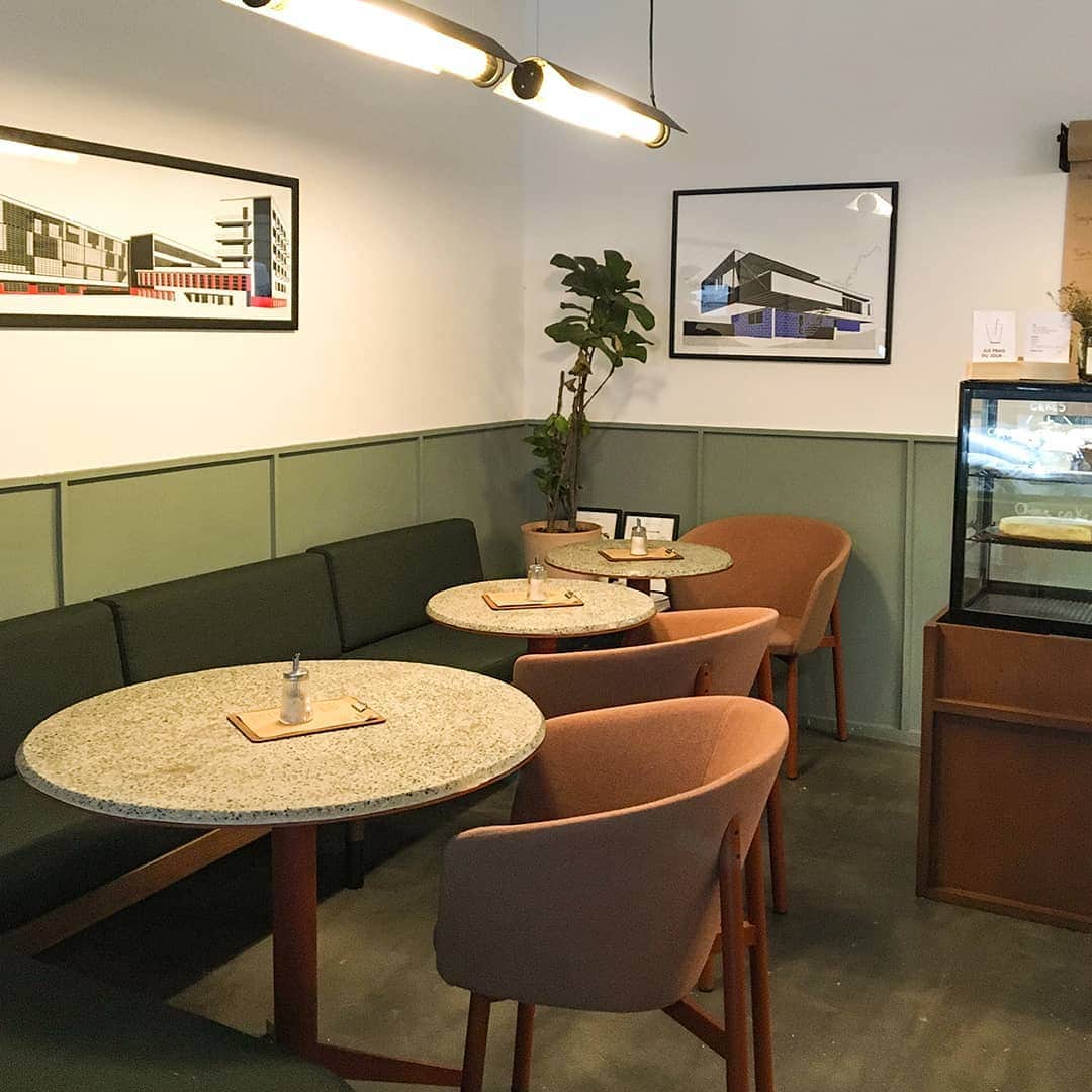 ベンシモンのインスタグラム：「Sunday brunch ☕️🥐 ​Parmi nos adresses préférées aujourd'hui rendez-vous au coffee shop Kann, rue des Vinaigriers, où l'on y sert du café de spécialité et des pâtisseries de notre torréfacteur préféré, Coutume !  On se laisse réver dans ce café à la décoration éphémère où la scénographie change tous les ans avec la participation de l’un des designers avec qui ils collaborent dans le but de mettre en avant de nouvelles créations 💭 ​🇬🇧 Sunday brunch ☕️🥐 Among the Bensimon team's favourite addresses today is the Kann coffee shop, rue des Vinaigriers, where they serve specialty coffee and pastries from our favourite roaster, Coutume!  We let ourselves be dreamed in this coffee shop with an ephemeral decoration where the scenography changes every year with the participation of one of the designers with whom they collaborate in order to showcase new creations 💭 #bensimon #paris #adressesbensimon #bensimonadresse #adresseparis #parisbrunch #brunchparis #cafeparis #coffeeparis」