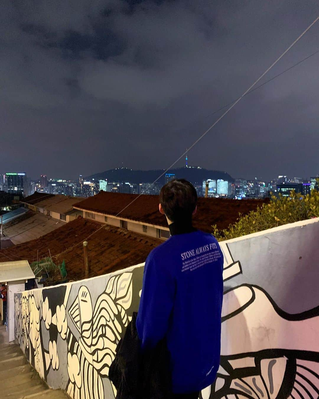 ペク・ミニョンさんのインスタグラム写真 - (ペク・ミニョンInstagram)「골목골목👀💙」1月26日 19時10分 - minhyun_112