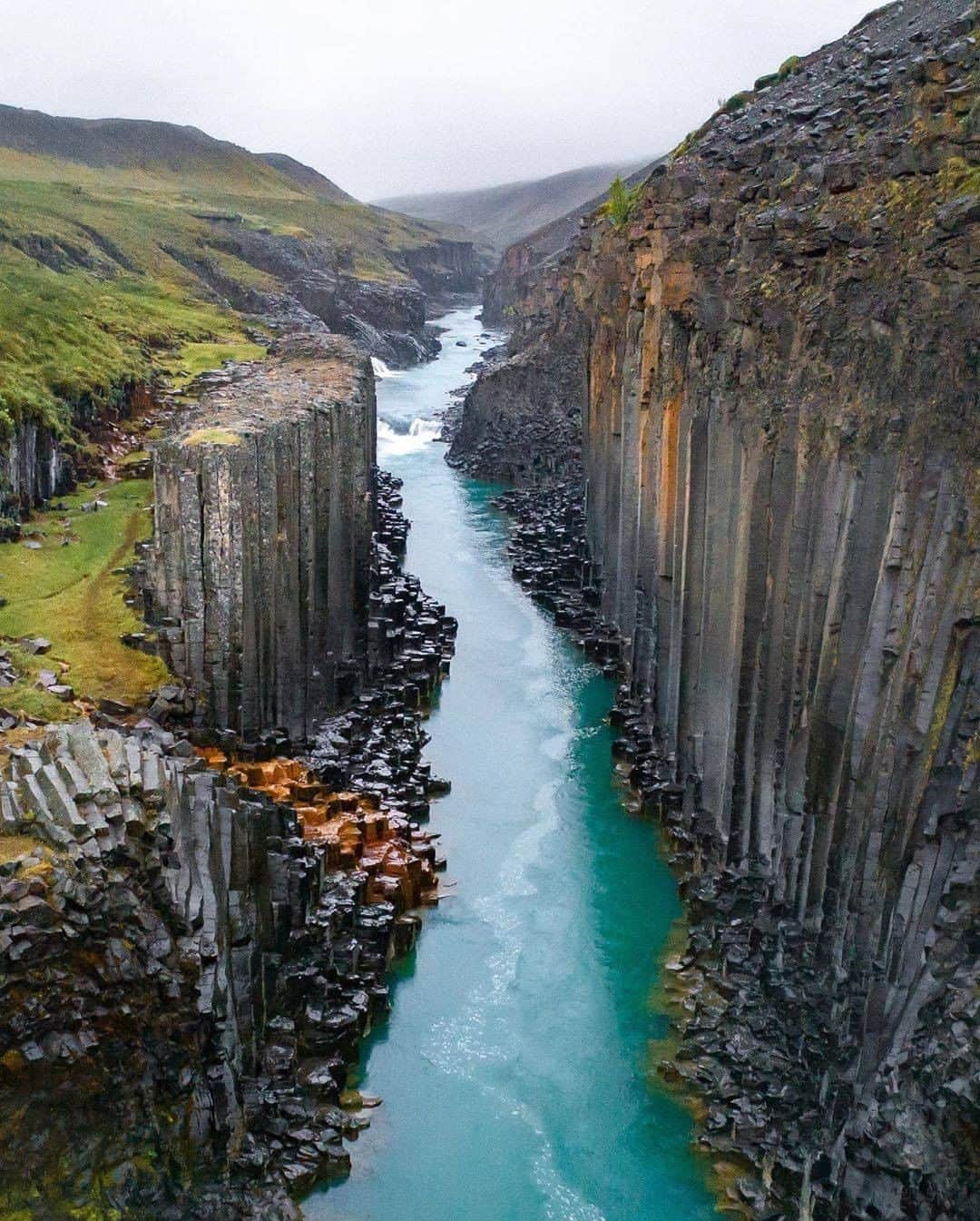 9GAGさんのインスタグラム写真 - (9GAGInstagram)「#Iceland is THE place where you can find some of the most incredible landscapes in the world. 🇮🇸🤩Follow @voyaged to discover more amazing places on Earth! | By @stefanogera - #9gag #voyaged #travel」1月26日 19時15分 - 9gag