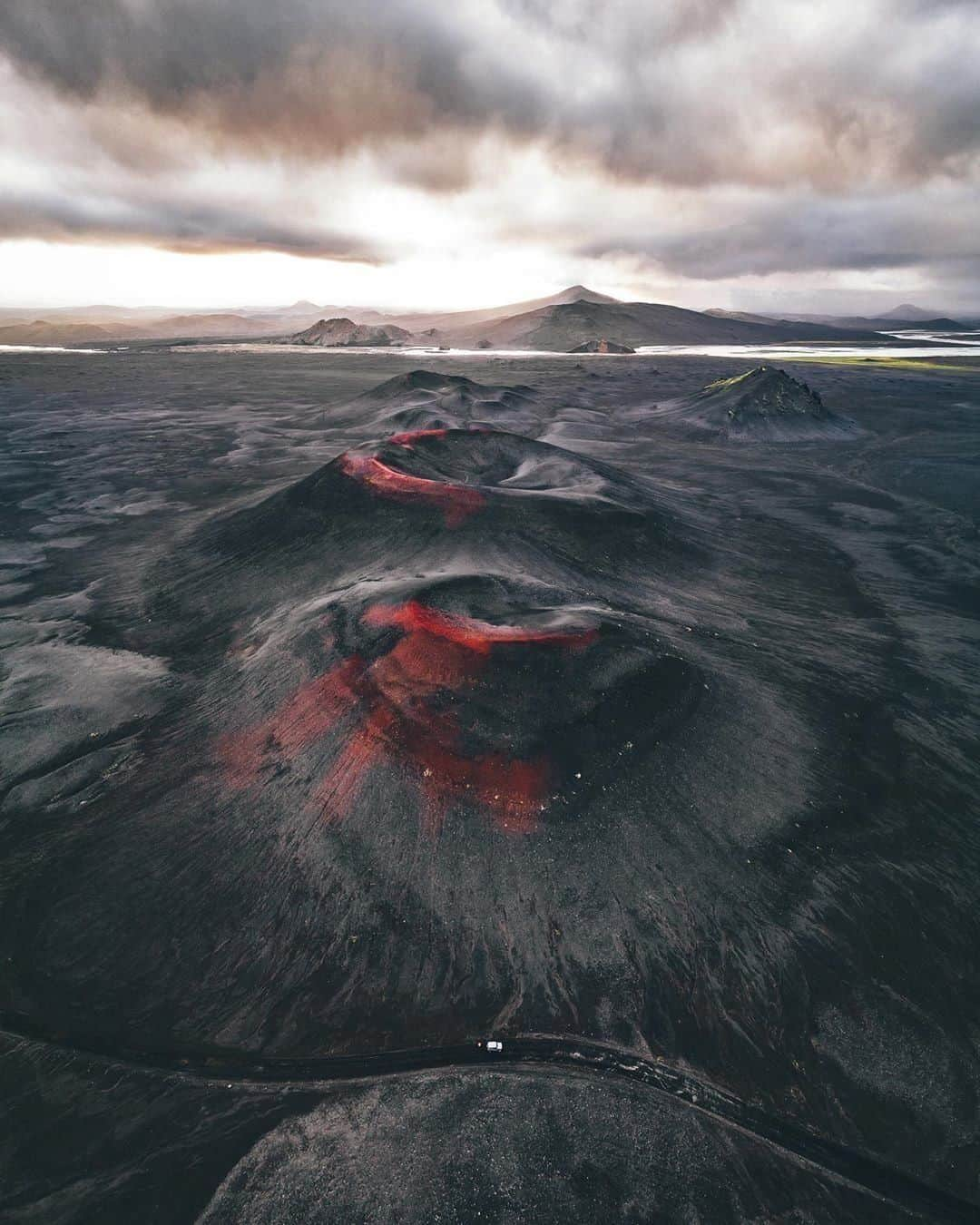 9GAGさんのインスタグラム写真 - (9GAGInstagram)「#Iceland is THE place where you can find some of the most incredible landscapes in the world. 🇮🇸🤩Follow @voyaged to discover more amazing places on Earth! | By @stefanogera - #9gag #voyaged #travel」1月26日 19時15分 - 9gag