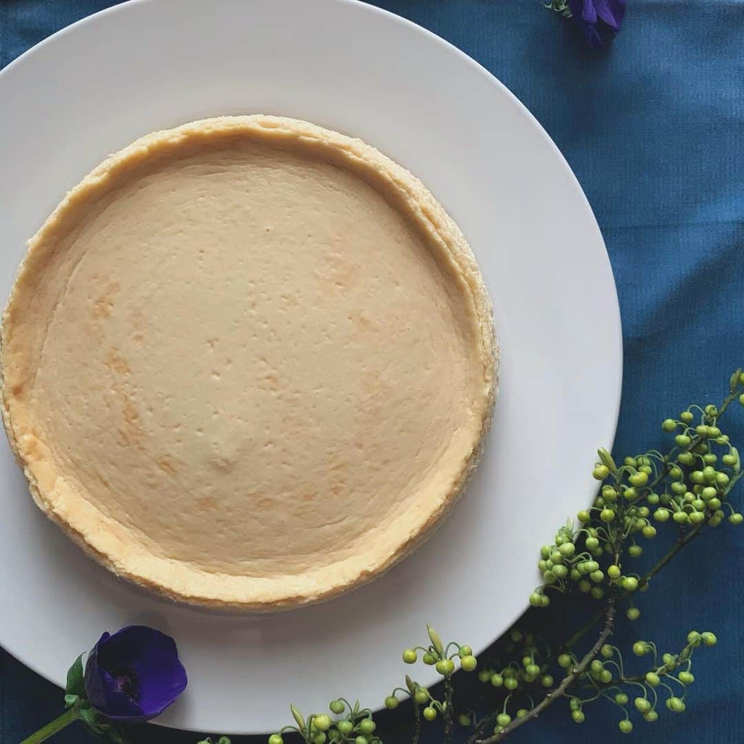 樹神さんのインスタグラム写真 - (樹神Instagram)「流行りの色じゃないけど、シンプルに焼いてみたチーズケーキ。  色々いただいた美味しそうなジャムに合うように、ヨーグルト多めでちょっと塩味。  #チーズケーキ#塩チーズケーキ#アオモジ#アネモネ#cheesecake#homemadesweets#saltcheesecake」1月26日 19時16分 - kotamaofficial