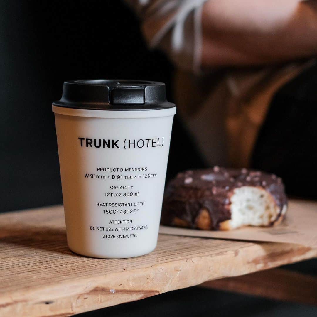 のインスタグラム：「とても便利な使い捨てのコーヒーカップですが、毎日それを1杯分ずつ使い続けると、年間10㎏ものゴミを出すことになります。 TRUNK(HOTEL)がRIVERSとコラボしたオリジナルタンブラーはホット・アイス兼用で一年中お使いいただけます。 日常に溶け込むスマートなデザインと環境に配慮したリユース型テイクアウトカップに今回新色ベージュが登場しました。  TRUNK（STORE)にTRUNKオリジナルタンブラーご持参いただくと、 コーヒーやルイボスティーなどのテイクアウトドリンクをすべて 50円引きでご利用いただけます。  TRUNK(STORE)・オンラインストアでお買い求めいただけます。 ⠀⠀⠀⠀⠀⠀⠀⠀⠀ ⠀⠀⠀⠀⠀⠀⠀⠀⠀ #trunkhotel #boutiquehotel #ブティックホテル  #trunkstore #store #travel #socializing  #design #packagedesign #style #accessory #tumbler #shibuya #omotesando #jingumae #0waste #タンブラー」
