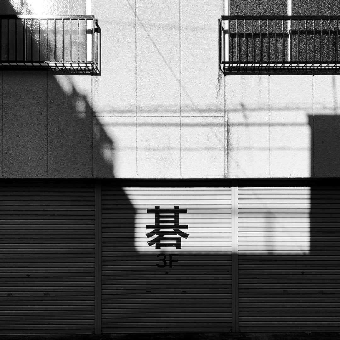 naotakeのインスタグラム：「斜光 - Slanting rays / iPhone XR & Snapseed, 20200127 . . 母の誕生に買ったショートケーキがとても美味しかった。喜んでもらえて良かった。 . . #spicollective #royalsnappingartists #infamous_family #rsa_main #infinity_photo_cult #2_fineart #jp_gallery_member #jp_gallery_bnw #trb_bnw #wp_bnw  #bnw_life #bnwlife_member #bnw_life_shots #bnw_captures #world_bnw #top_bnw #team_jp_ #team_jp_モノクロ #ig_energy_bw #ig_nihon #streetphotographybnw #igersjp #blackandwhite #bnw #bnwphoto #monochrome #bw #bnwphotography #ShotOniPhone #shotoniphoneXR」