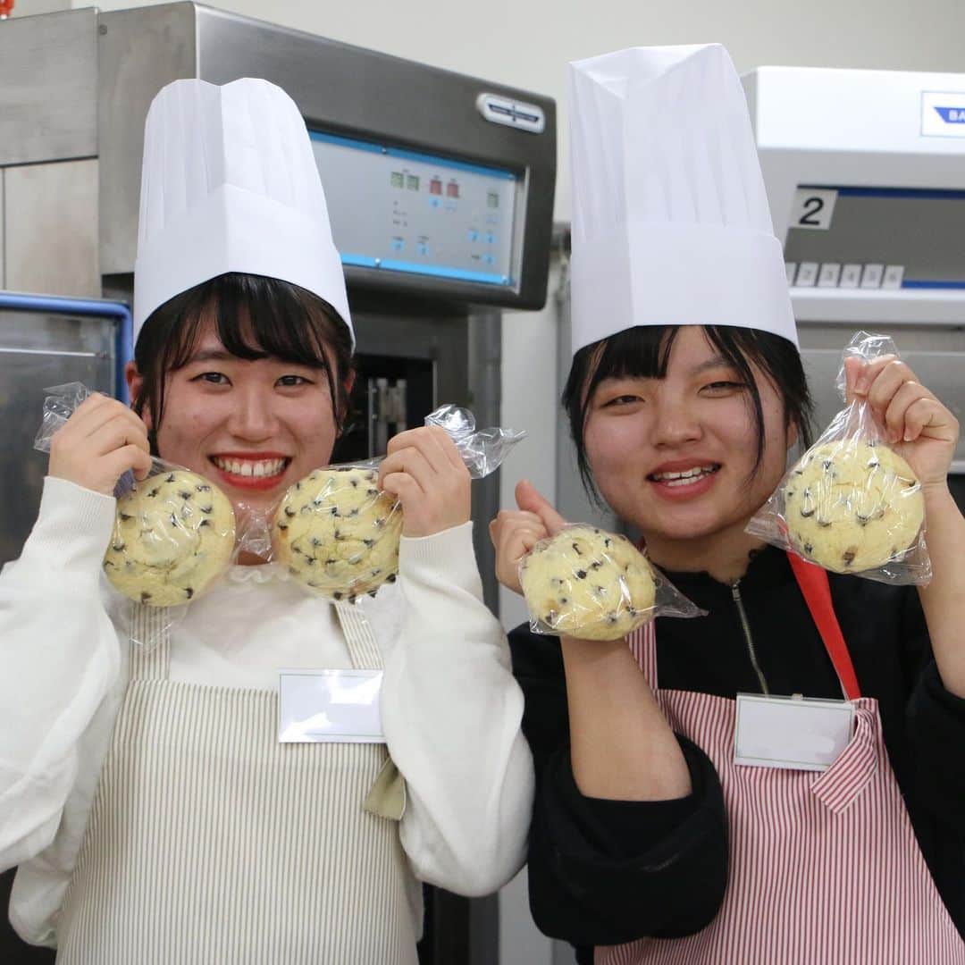 神戸製菓専門学校（公式）さんのインスタグラム写真 - (神戸製菓専門学校（公式）Instagram)「🌈パンオープンキャンパス🌈 今日のオープンキャンパスは定番の人気メニュー #チョコチップメロンパン でした✨  さらに試食では先生お手製の #タルタルソース のフランクロールが😆  ボリューム満点の #神戸製菓 のパンオープンキャンパスを皆さん楽しんでいただけましたでしょうか？？ 次回のパンイベントはバレンタインのスペシャルオープンキャンパスです🍫 皆さんのご参加お待ちしています🍞  https://www.kobeseika.ac.jp/opencampus/oc/」1月26日 19時23分 - kobeseika_info