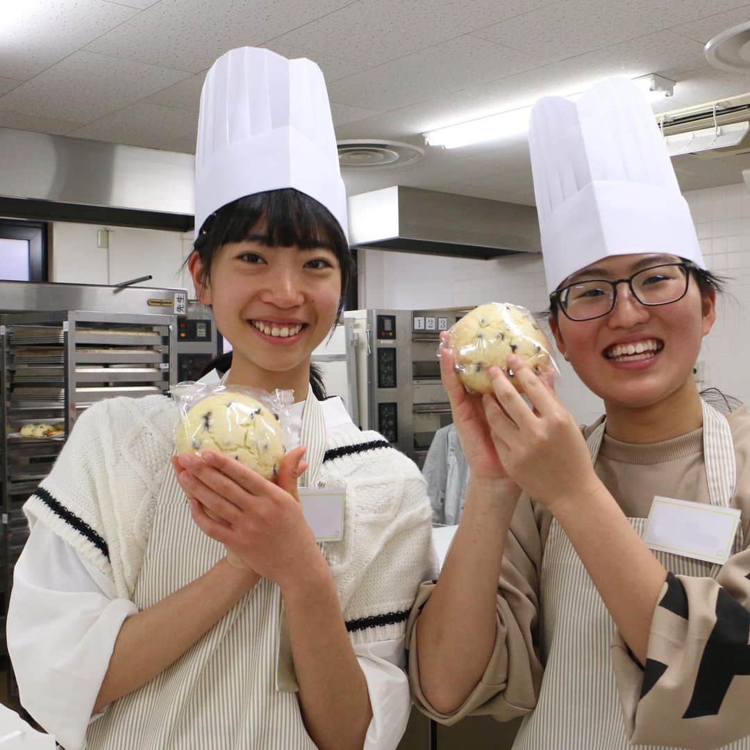 神戸製菓専門学校（公式）さんのインスタグラム写真 - (神戸製菓専門学校（公式）Instagram)「🌈パンオープンキャンパス🌈 今日のオープンキャンパスは定番の人気メニュー #チョコチップメロンパン でした✨  さらに試食では先生お手製の #タルタルソース のフランクロールが😆  ボリューム満点の #神戸製菓 のパンオープンキャンパスを皆さん楽しんでいただけましたでしょうか？？ 次回のパンイベントはバレンタインのスペシャルオープンキャンパスです🍫 皆さんのご参加お待ちしています🍞  https://www.kobeseika.ac.jp/opencampus/oc/」1月26日 19時23分 - kobeseika_info
