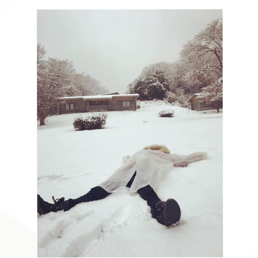 小柳ゆきのインスタグラム：「お誕生日おめでとうのメッセージ、皆様ありがとうございます✨ . . 雪が降って大はしゃぎといういつまで経っても大人になりきれない感はありますが笑笑、後厄も終わったので更に突き進んで行く所存でありますよろしくね🙏」