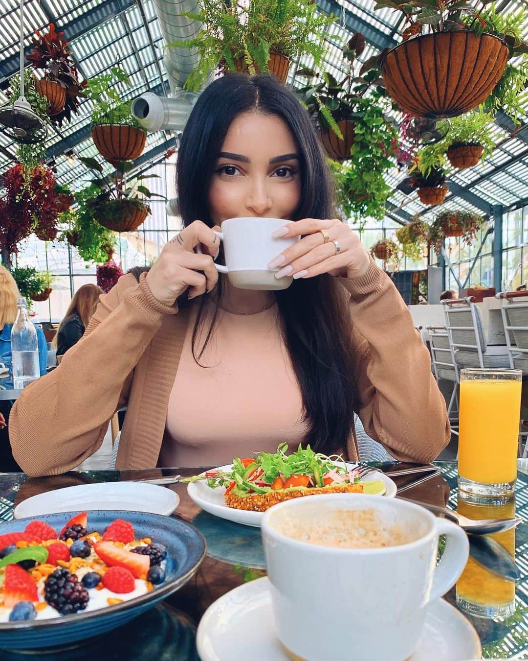 sananasのインスタグラム：「Happy Sunday loves 🤎Ca fait du bien d’être à la maison mais j’avoue que les petits dej de LA me manquent 🤩Vous allez faire quoi de votre journée ? Je ne poste pas aujourd’hui mais j’ai posté une vidéo hier pour ceux qui l’ont manqué ! Un crash test un peu bizarre 😅Lien dans la bio 😘 #GoodMorning #GoodVibes」