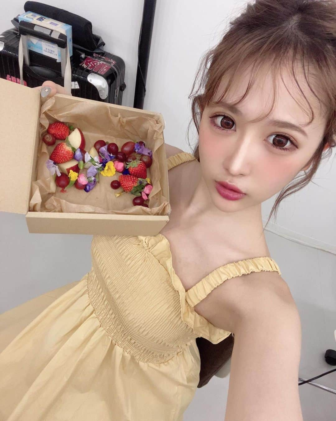 伊藤桃々さんのインスタグラム写真 - (伊藤桃々Instagram)「お花とフルーツ🍓🍈🍒🍑🍍🍌 #スタイルブック  #peach」1月26日 19時36分 - __peachstagram__