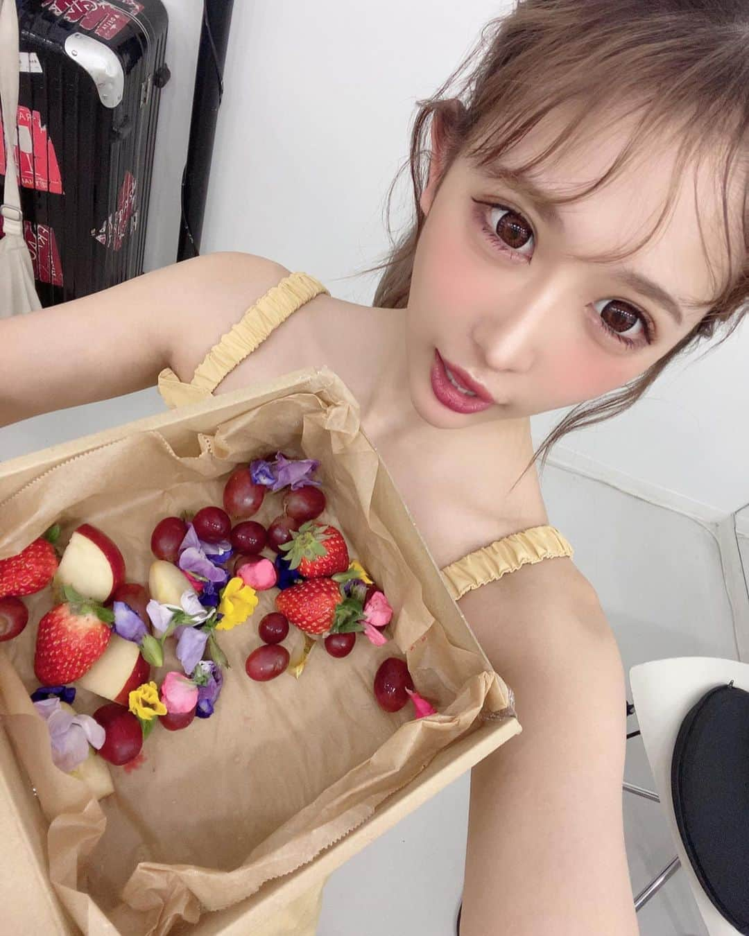 伊藤桃々さんのインスタグラム写真 - (伊藤桃々Instagram)「お花とフルーツ🍓🍈🍒🍑🍍🍌 #スタイルブック  #peach」1月26日 19時36分 - __peachstagram__