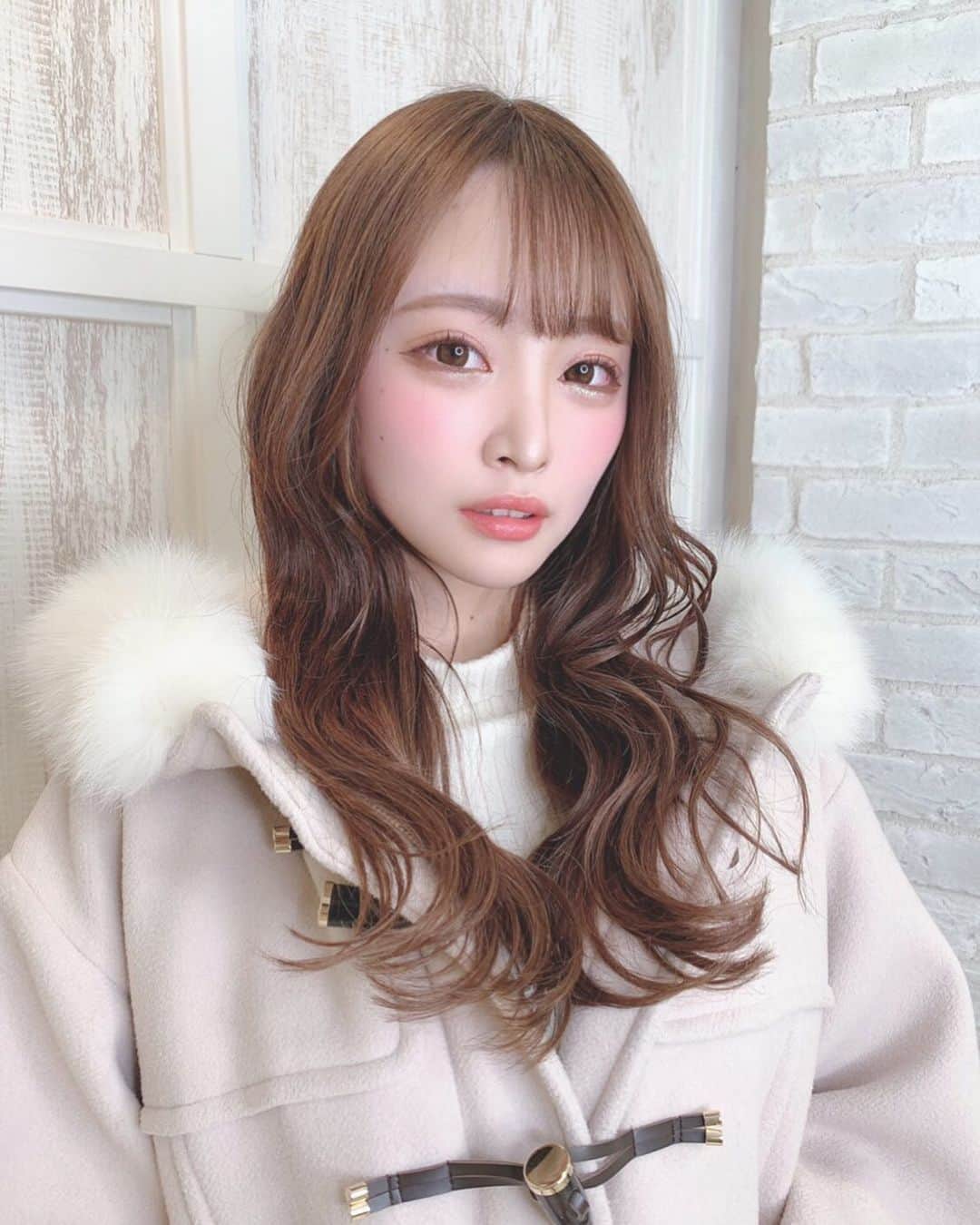 鳥海絢菜のインスタグラム：「・ カラーしてエクつけたよ〜 そろそろブリーチしたいなぁ😭💭 ・ ・ エクステは60本付いてます❣️ ・ #haircolor #hair #shibuya #エクステ #キャバクラ #キャバ嬢 #歌舞伎町 #新宿  #六本木 #北新地」