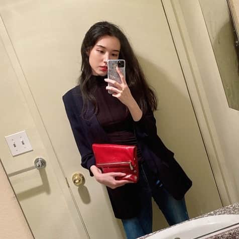 ティア のインスタグラム：「Happy Lunar New Year! ♥️🎊 Long time no mirror selfie with my @hammittla bag!!! It’s just so perfect for the occasion 🥰 #socute #ilovered」