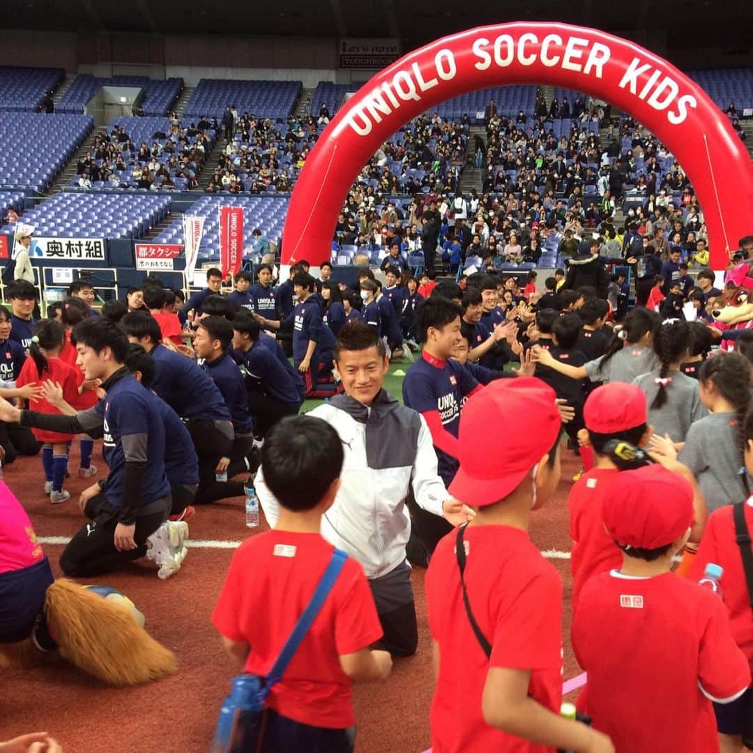 播戸竜二さんのインスタグラム写真 - (播戸竜二Instagram)「『ライバル』 ・ JFAユニクロサッカーキッズにて⚽️ ・ ライバルっていいね！ ・ ライバルがいるから頑張れる！ ・ お互いが切磋琢磨し、健全な争いをする！ ・ その根本にはリスペクトがある。 ・ 今年も素晴らしい大阪ダービーを期待します👍 ・ そして、優勝争いも🏆 ・ ユニクロさん、素晴らしいイベント、機会をありがとうございました⚽️ボランティアの皆さんもありがとうございました！ ・ 子供達が本当に楽しそうでした！僕も楽しかったです😁 ・ ・ #ユニクロ #JFAユニクロサッカーキッズ #合計2000人 #ガンバ大阪 #セレッソ大阪 #両チームにお世話になりました #大阪ダービー #解説待ってます #あっ特番も #日本イチのダービーだと思います」1月26日 19時34分 - ryuji_bando