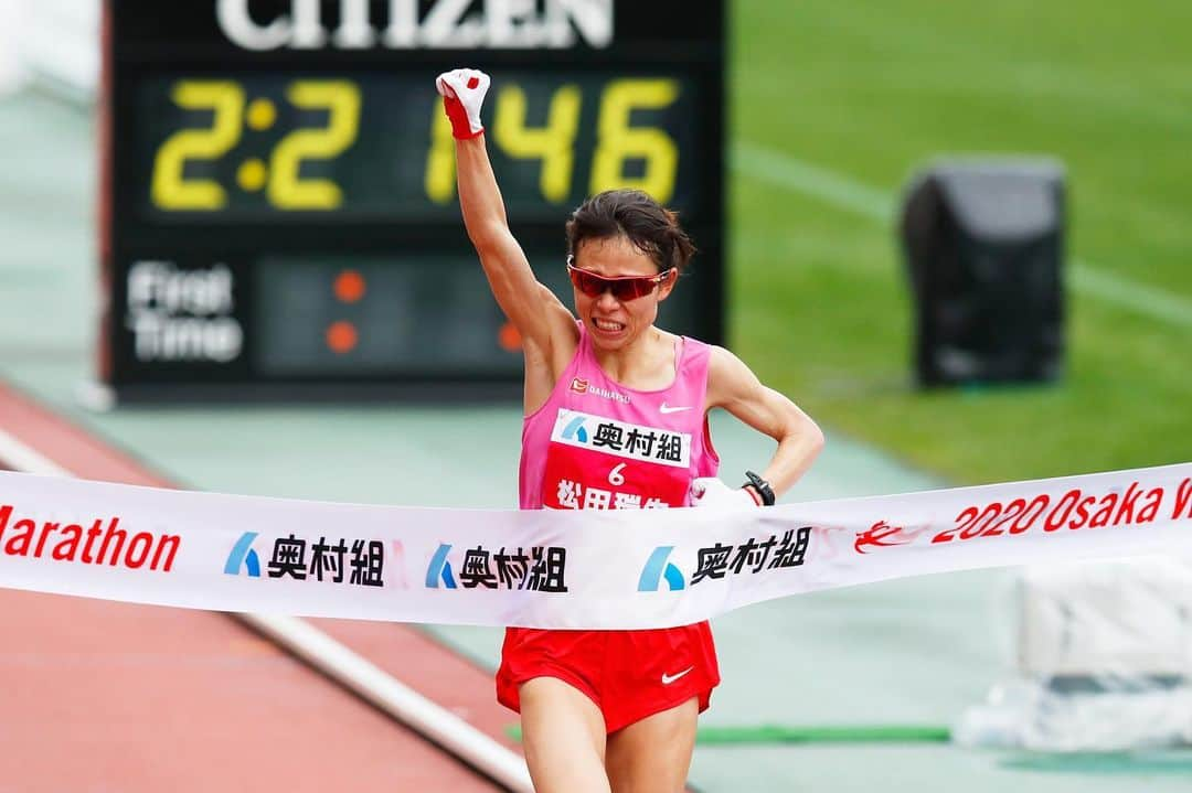 日本オリンピック委員会さんのインスタグラム写真 - (日本オリンピック委員会Instagram)「東京2020大会女子マラソン代表の残り1枠を争う大阪国際女子マラソンで、松田瑞生選手が日本陸連の設定記録を突破する2時間21分47秒をマークし、2度目の優勝を果たしました🙌 . [2020 Osaka Women's Marathon] . 🥇松田瑞生/Mizuki Matsuda TIME：2:21:47🔥 . #マラソン #marathon #陸上 #athletic #松田瑞生 #MizukiMatsuda #Tokyo2020 #がんばれニッポン #teamnippon #全員団結 . 📷AFLOSPORT」1月26日 19時35分 - teamjapanjoc