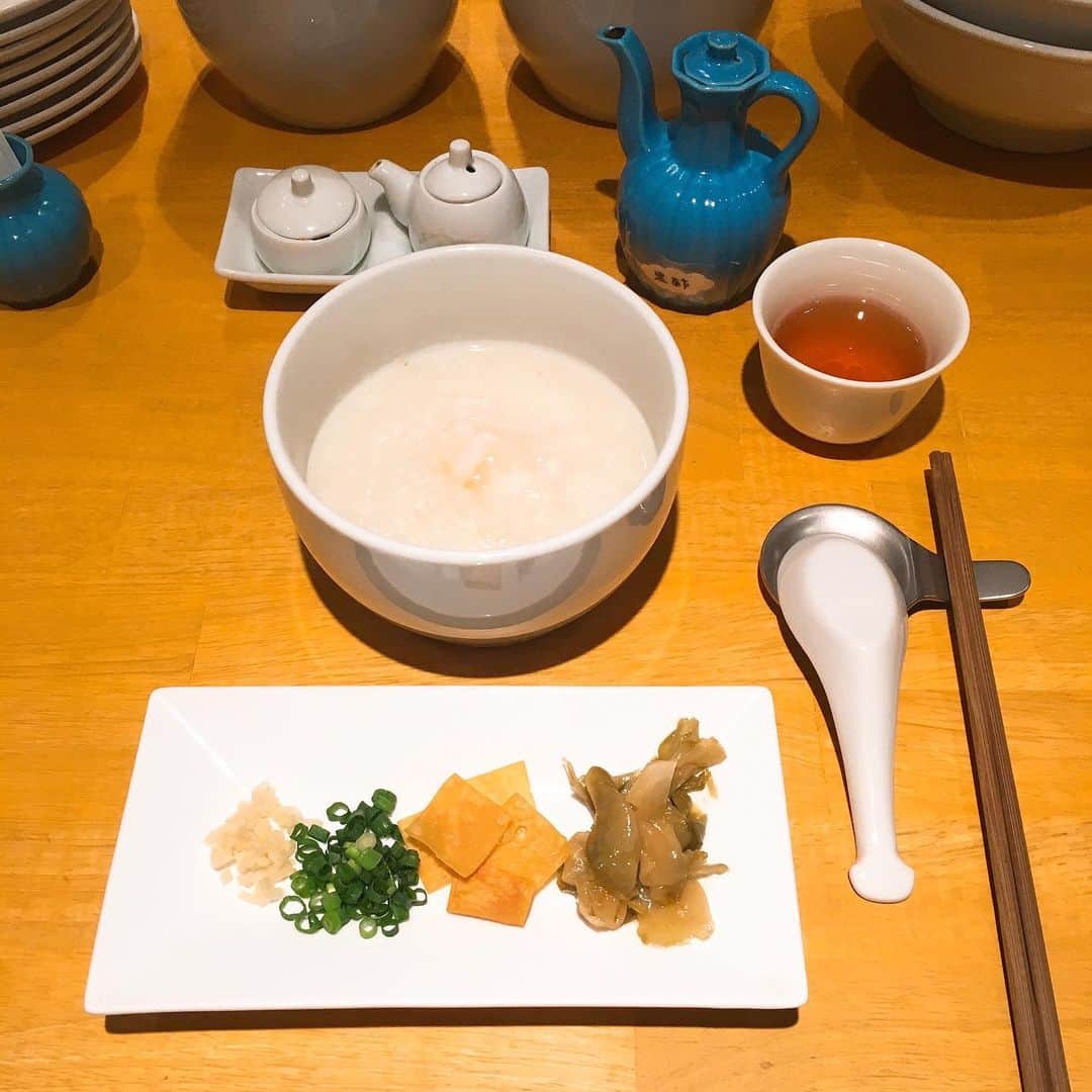 内田絢子さんのインスタグラム写真 - (内田絢子Instagram)「モーニング・コレクション！天満にある中華食堂 前途洋々の朝の中華粥。  干し貝柱で取ったスープをベースに毎朝炊き上げる、トロトロのお粥。蒸し鶏、海老、肉そぼろ、温泉玉子からトッピングを1つセレクト。私は大好きな海老を♡優しいあたたかさで、体が満たされる中華粥、海老もぷりっぷりで朝から幸せ。薬味はザーサイ、揚げワンタン、ネギ、生姜。  モーニングメニューは、中華粥の他に、汁そば、麻婆豆腐もあります。カウンター7席の隠れ家のような佇まいで、ほっこり。  #膳途洋々 #朝の中華粥 #海老粥 #fm802  #brightmorning #モーニングコレクション  #モニコレ #金曜朝7時半からコーナーお届けしてます  #大阪モーニング #天満モーニング」1月26日 19時35分 - uccijun